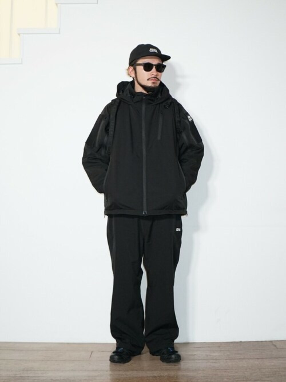 「ワントーンコーデ、アウトドアスタイル、ブラックコーデ、THE NORTH FACE PURPLE LABEL、ABU GARCIA、SALOMON SNEAKERS」｜「ABU GARCIAのAbu Garcia / アブガルシア：【ONLY ARK】別注  3Layer Reversible Fleece Vest：ONLYARK-0-2013[NOA]（ベスト、ブラック系）」を使った、ARKnets STAFFさん（メンズ・178cm）の秋コーディネートの1枚目の写真