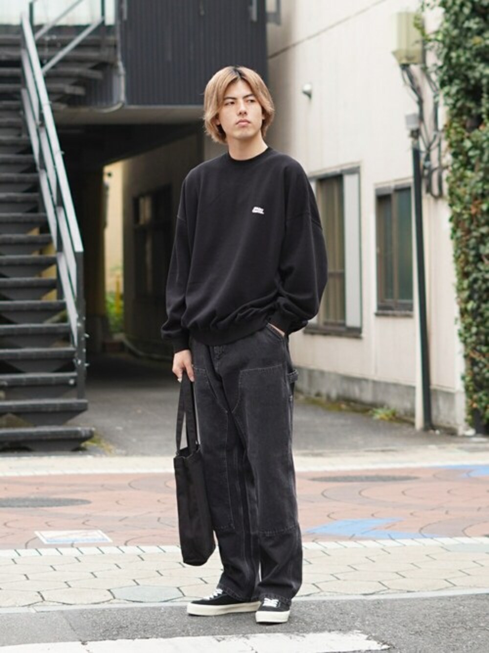 「スウェット、スニーカー、ブラックコーデ、Carhartt WIP(Carhartt WIP)、シンプルコーデ、ラフコーデ、ABU GARCIA」｜「ABU GARCIAのAbu Garcia / アブガルシア：【ONLY ARK】別注 BIG REVERSIBLE SWEAT：ONLYARK-0-2014[NOA]（スウェット、ブラック系）」を使った、ARKnets STAFFさん（メンズ・183cm）の秋コーディネートの1枚目の写真