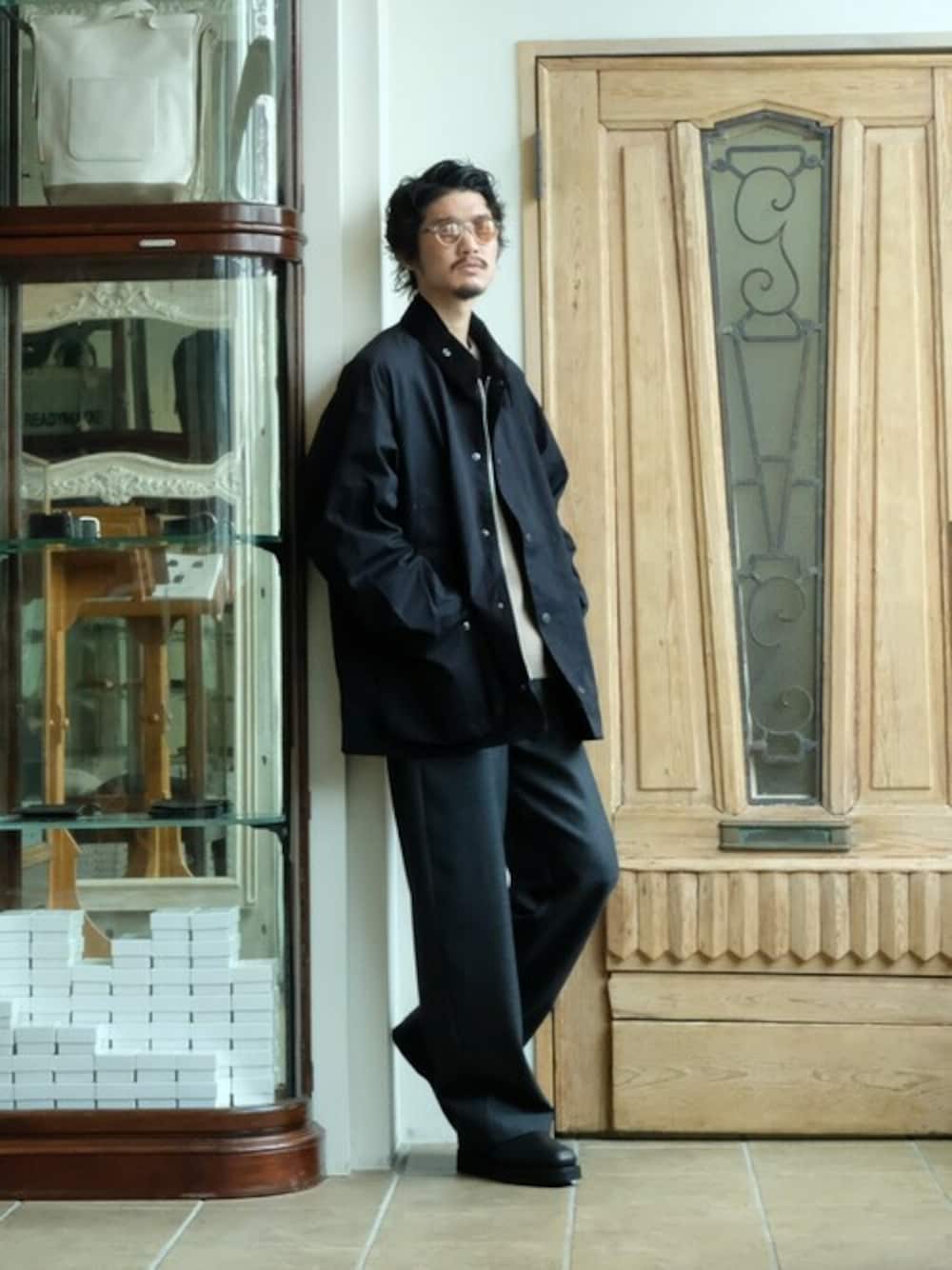 「コート、スラックス、サングラス、大人カジュアル、レザーシューズ、barbour、AURALEE、Side Effects Eye Products」｜「BarbourのBarbour / バブアー：【ONLY ARK】別注 BIG BEDALE：ONLYARK-0-1018[MUS]（ミリタリージャケット、ブラック系）」を使った、ARKnets STAFFさん（メンズ・175cm）の秋コーディネートの1枚目の写真
