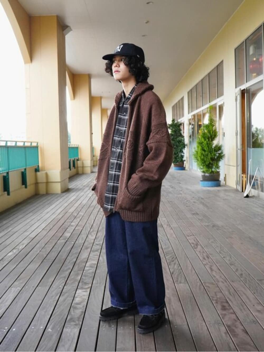 「キャップ、gold、長袖シャツ、デニムパンツ、COMESANDGOES、marka、BALLAST ARK」｜「BALLAST ARKのBALLAST ARK / バラストアーク：BRITISH WOOL CARDIGAN：BA06-K001[AST]（ニット/セーター、ブラウン系）」を使った、ARKnets STAFFさん（メンズ・170cm）の秋コーディネートの1枚目の写真