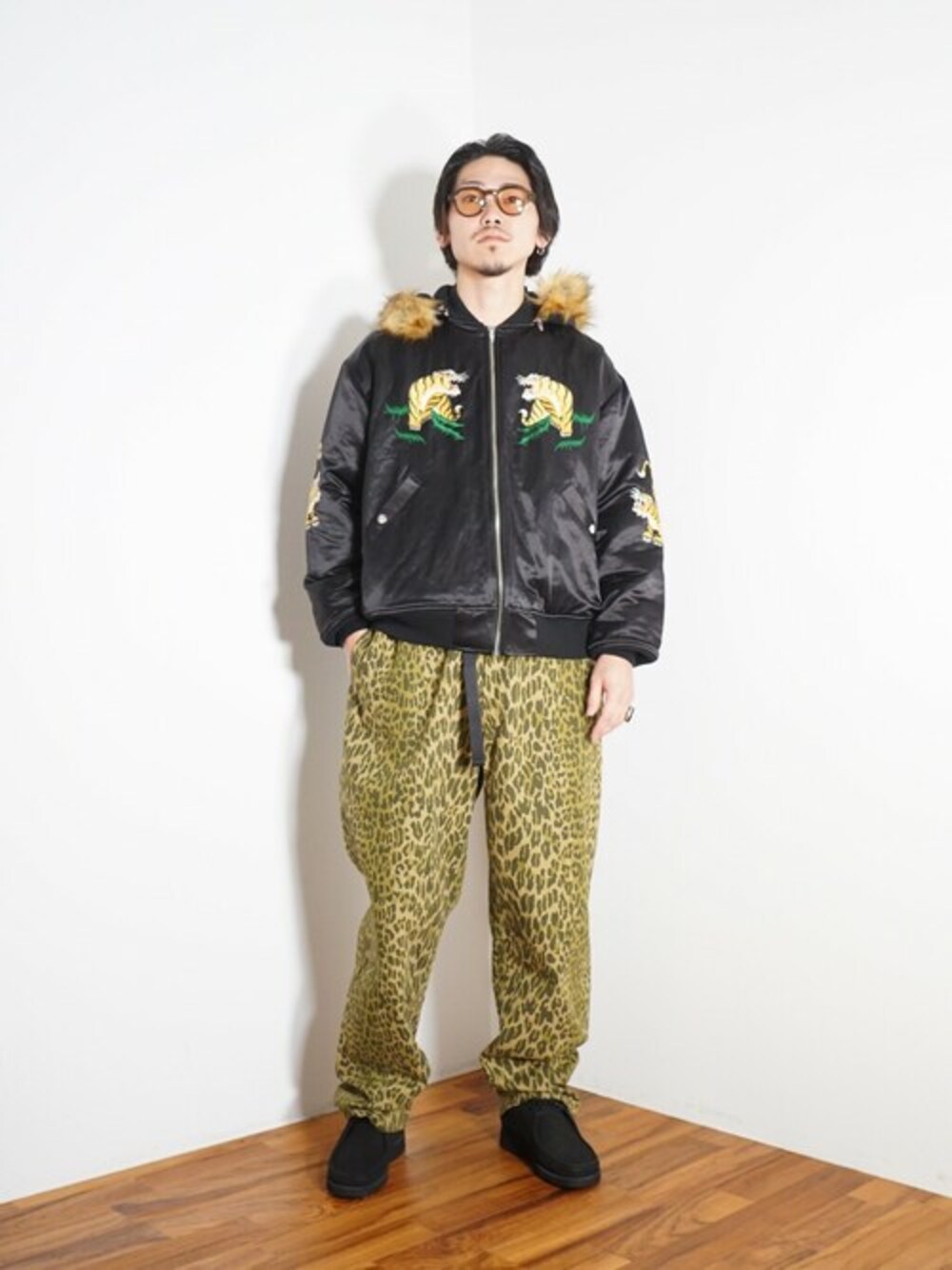 ブラック系のその他シューズを着用したメンズの秋コーディネートの1枚目の写真