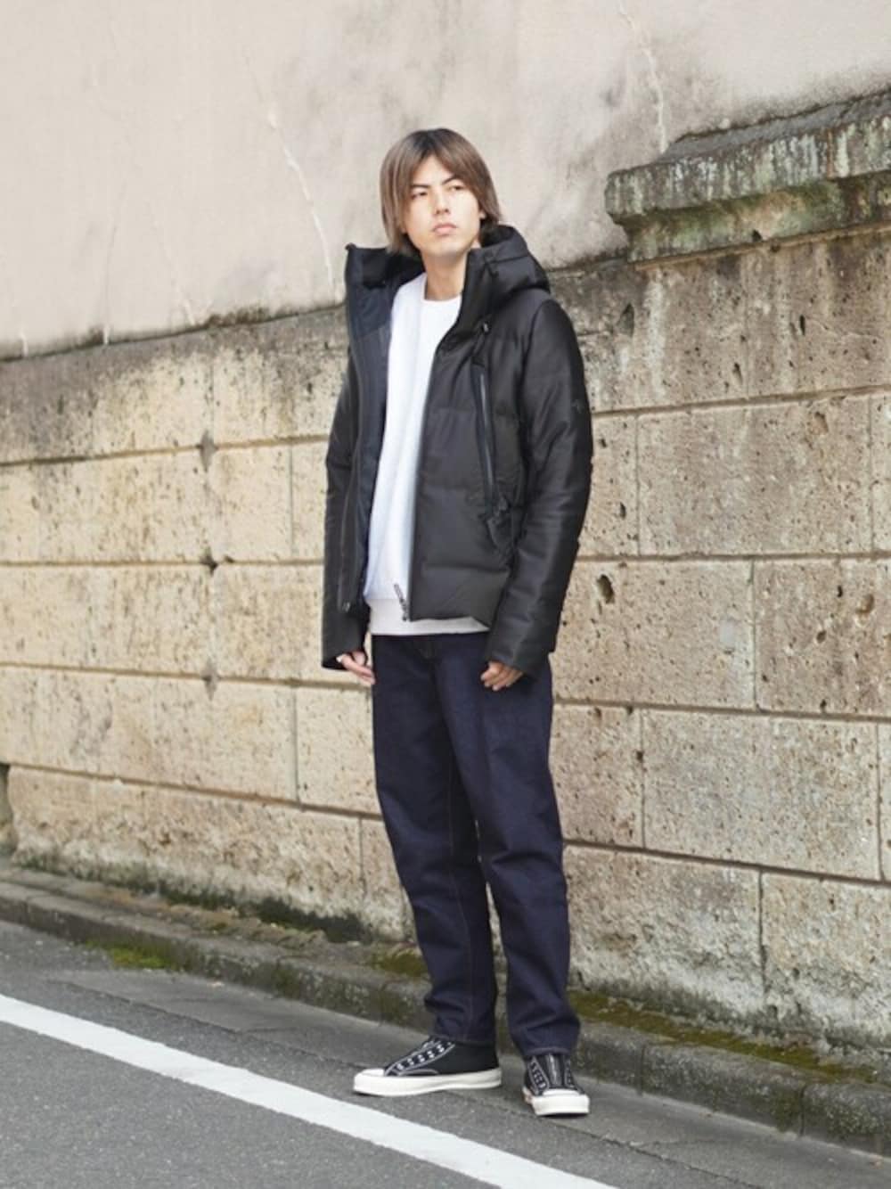 「スウェット、スニーカー、ダウンジャケット、デニムパンツ、DESCENTE ALLTERRAIN」｜「DESCENTE ALLTERRAINのDESCENTE ALLTERRAIN / デサントオルテライン (水沢ダウン)：【ONLY ARK】別注 ARK SKY MOUNTAINEER：ONLYARK-0-1017[NOA]（ダウンジャケット/コート、ブラック系）」を使った、ARKnets STAFFさん（メンズ・183cm）の秋コーディネートの1枚目の写真