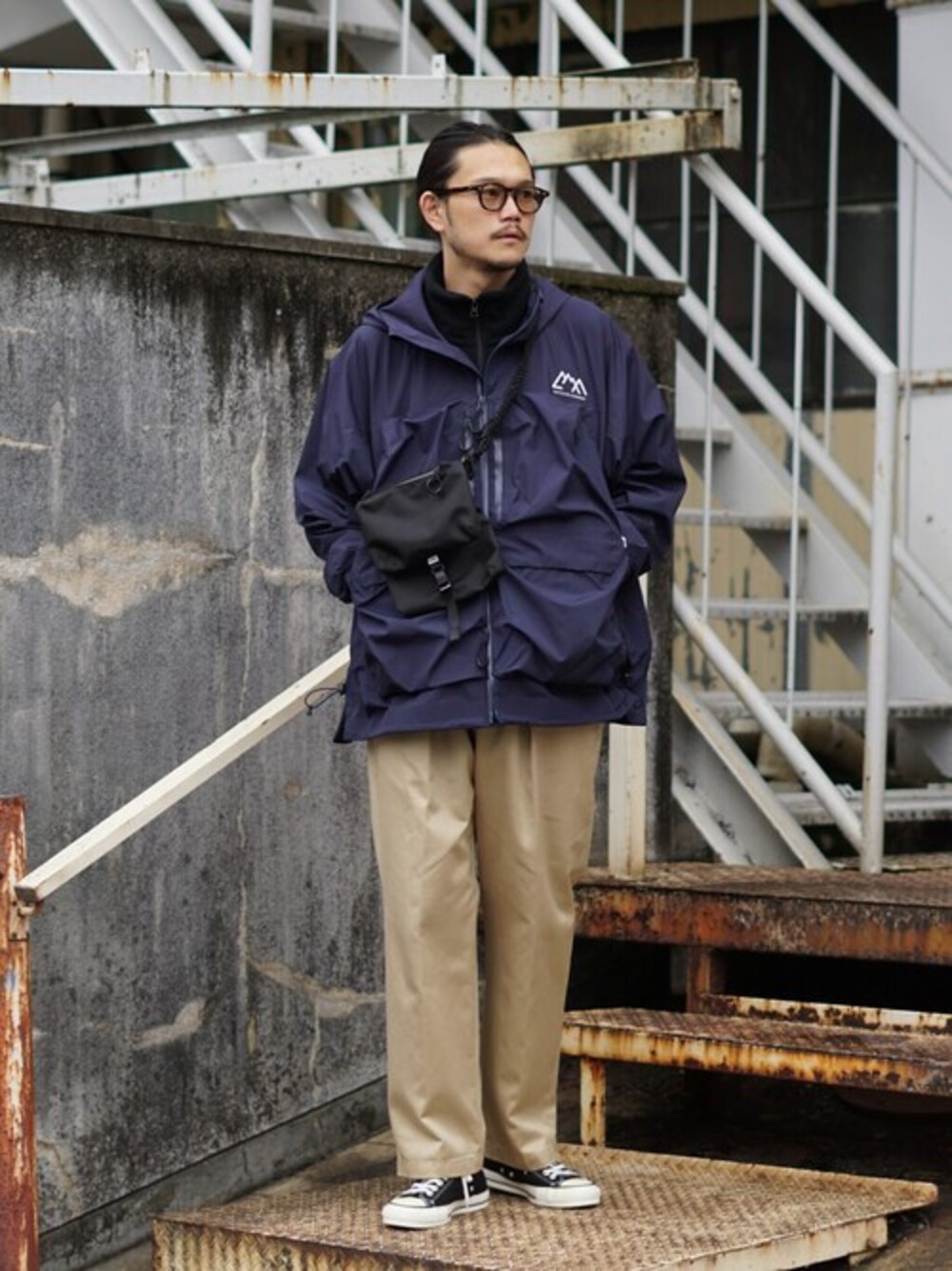 ブルー系のナイロンジャケットを着用したメンズの秋コーディネートの1枚目の写真