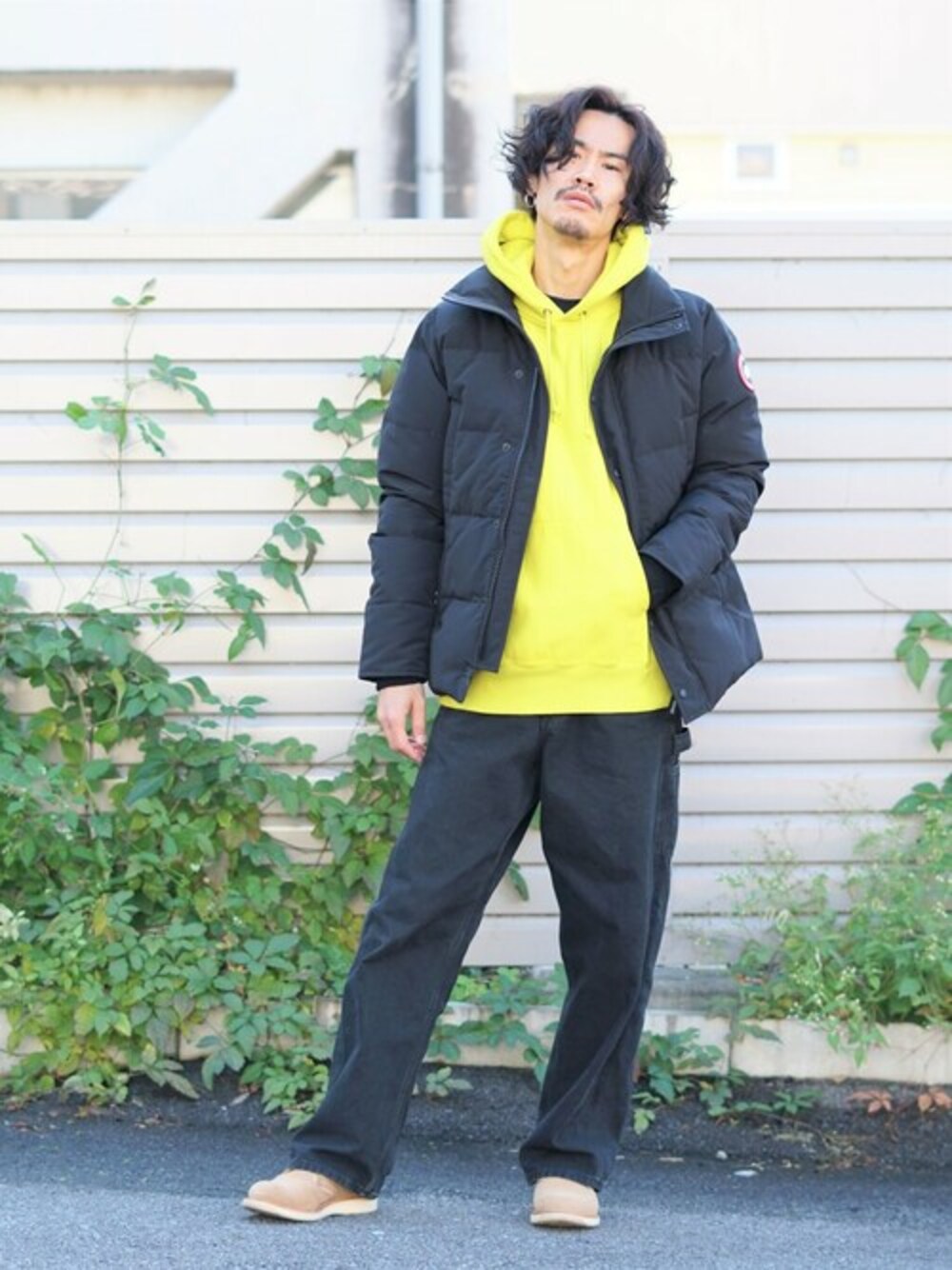 「スウェット、ダウンジャケット、パーカー、orslow、レザーシューズ、ワークパンツ、CANADA GOOSE、カナダグース ダウン、FLAG SPORT」｜「orSlowのOrslow / オアスロウ：【ONLY ARK】別注 REVERSE WEAVE HEAVY WEIGHT VINTAGE HOODIE：ONLYARK-0-2015[STD]（パーカー、イエロー系）」を使った、ARKnets STAFFさん（メンズ・175cm）の秋コーディネートの1枚目の写真