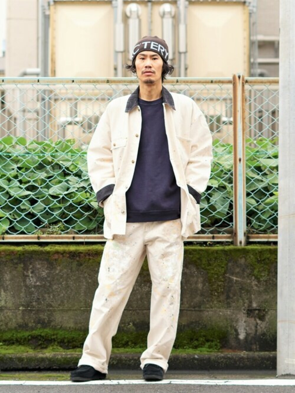 「セットアップ、ニットキャップ、orslow、レザーシューズ、ワークパンツ、ワークジャケット、clarks、REMI RELIEF NAVY LABEL」｜「orSlowのOrslow / オアスロウ：【ONLY ARK】別注 LOOSE FIT OXFORD COVERALL：ONLYARK-0-1021[STD]（ブルゾン、ホワイト系）」を使った、ARKnets STAFFさん（メンズ・175cm）の冬コーディネートの1枚目の写真