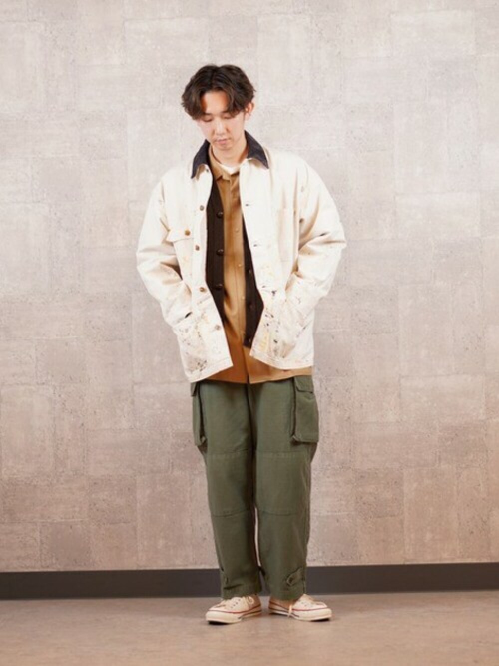 「カーディガン、スニーカー、converse、orslow、長袖シャツ、カーゴパンツ、ワークジャケット、PORT BY ARK、REMI RELIEF NAVY LABEL」｜「orSlowのOrslow / オアスロウ：【ONLY ARK】別注 LOOSE FIT OXFORD COVERALL：ONLYARK-0-1021[STD]（ブルゾン、ホワイト系）」を使った、ARKnets STAFFさん（メンズ・179cm）の冬コーディネートの1枚目の写真
