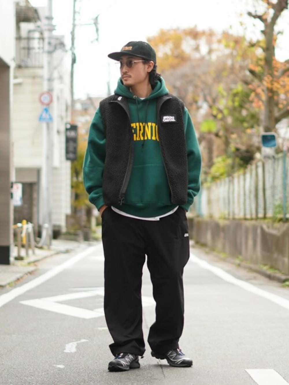「スニーカー、キャップ、パーカー、フリースベスト、Carhartt WIP(Carhartt WIP)、カレッジロゴ、A.D.S.R.、WP、ABU GARCIA、SALOMON SNEAKERS」｜「ABU GARCIAのAbu Garcia / アブガルシア：【ONLY ARK】別注  3Layer WR Easy Pants：ONLYARK-0-3012[NOA]（その他パンツ、ブラック系）」を使った、ARKnets STAFFさん（メンズ・173cm）の冬コーディネートの1枚目の写真