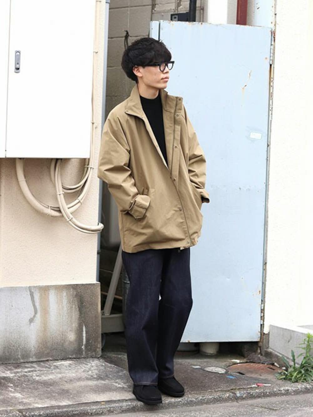 ベージュ系のブルゾン、ブラック系のニット/セーターを着用したメンズの冬コーディネートの1枚目の写真