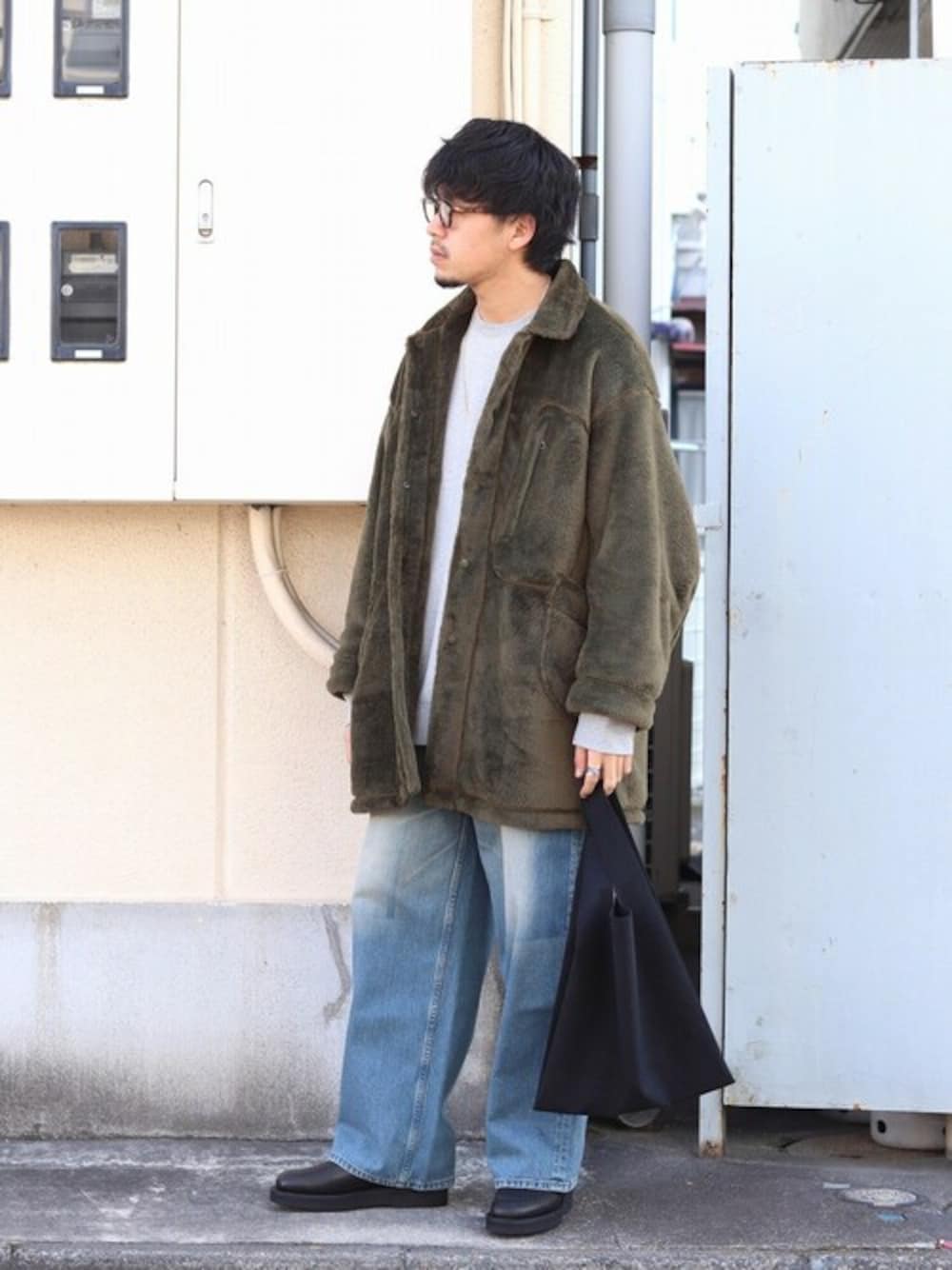 「トートバッグ、大人カジュアル、休日スタイル、きれいめカジュアル、シンプルコーデ、ショッピングバッグ、フェイクスウェード、PORT BY ARK、ポートバイアーク」｜「PORT BY ARKのPORT BY ARK / ポートバイアーク：Shopping bag：PO09-B001-6[COR]（トートバッグ、ブラック系）」を使った、ARKnets STAFFさん（メンズ・173cm）の冬コーディネートの1枚目の写真