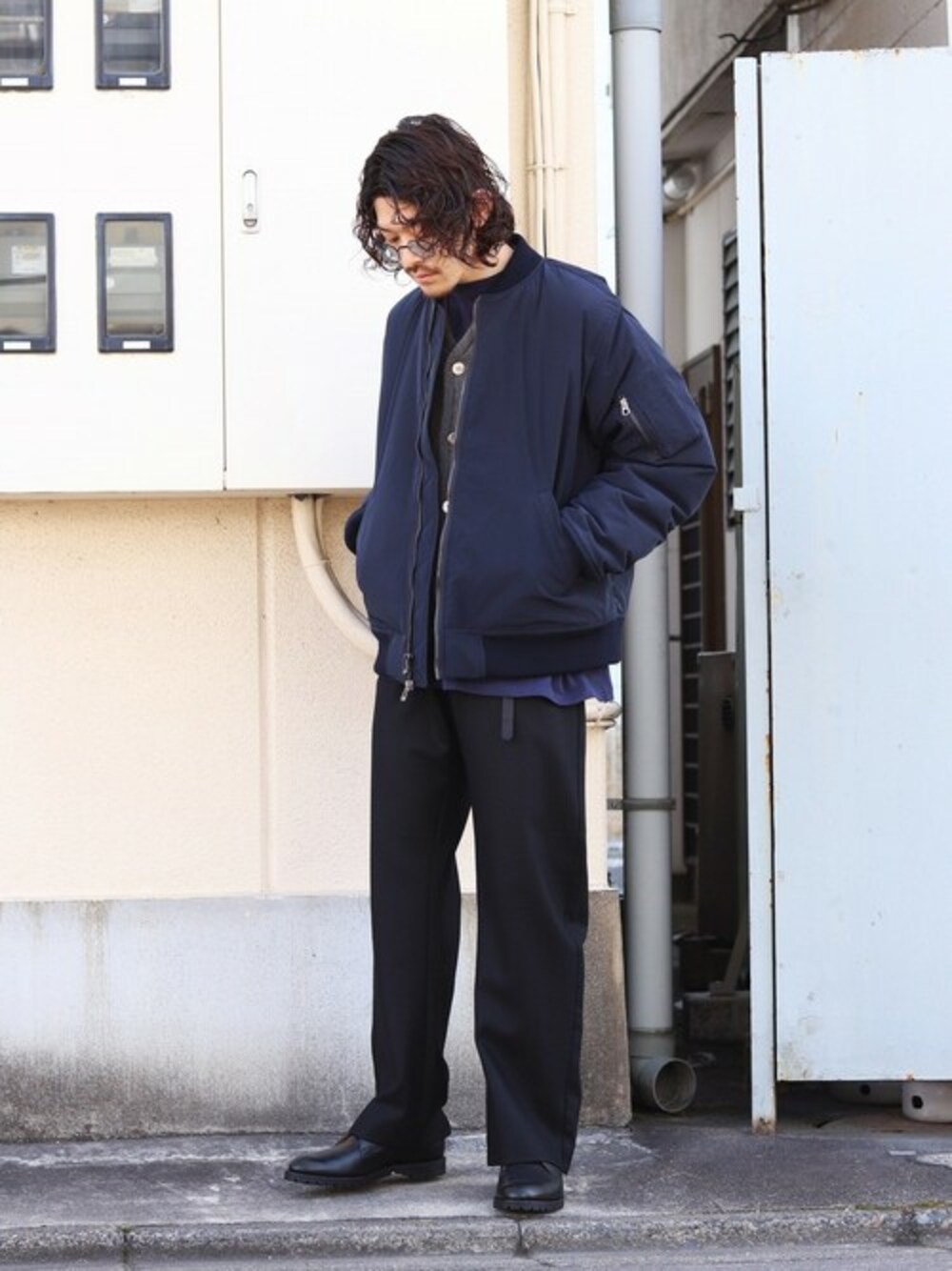 ブルー系のミリタリージャケット、グレー系のカーディガン/ボレロ、ブルー系のTシャツ/カットソーを着用したメンズの冬コーディネートの1枚目の写真