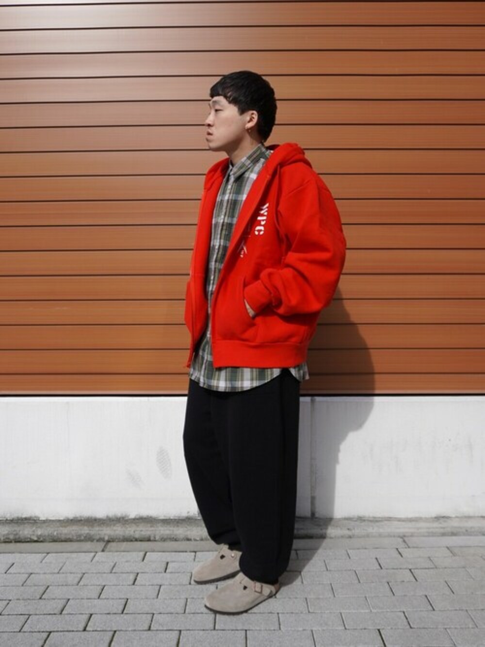「スウェット、パーカー、長袖シャツ、レザーシューズ、birkenstock、サンダル、WP、DAIWA PIER39」｜「WPのWP / ダブリューピー：WP×CAMBER ROCKSTEADY ZIP PARKA：WP10-PK03[WAX]（パーカー、レッド系）」を使った、ARKnets STAFFさん（メンズ・173cm）の冬コーディネートの1枚目の写真