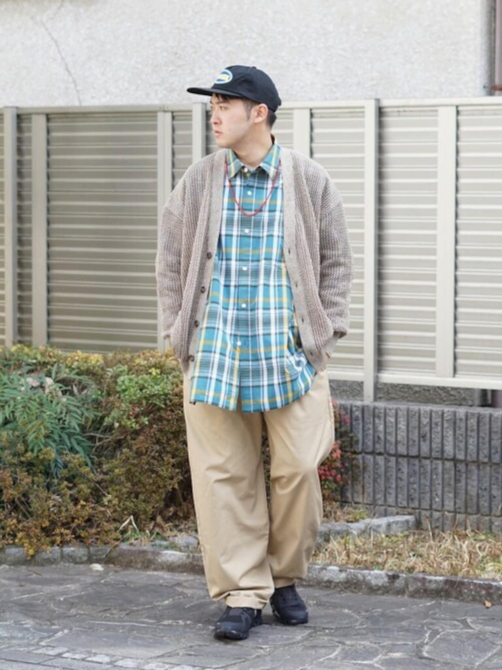 ベージュ系のカーディガン/ボレロを着用したメンズの冬コーディネートの1枚目の写真