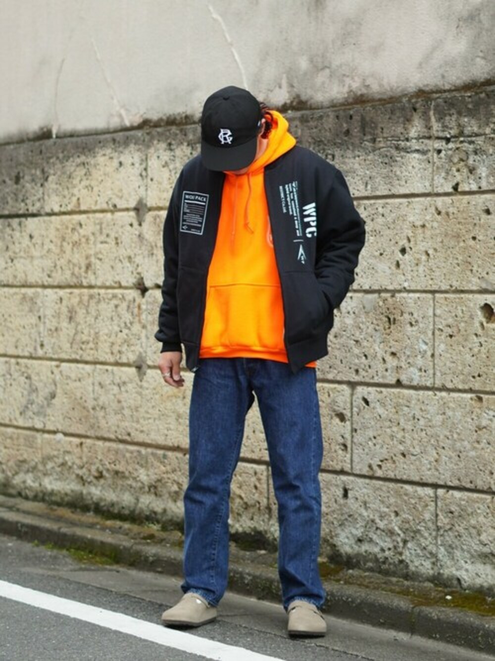 「キャップ、パーカー、デニムパンツ、birkenstock、COMESANDGOES、Garden of Eden、A.D.S.R.、WP」｜「WPのWP / ダブリューピー：WP×CAMBER ARTIVISM ZIP CARDIGAN：WP10-BL01[WAX]（カーディガン/ボレロ、ブラック系）」を使った、ARKnets STAFFさん（メンズ・173cm）の春コーディネートの1枚目の写真