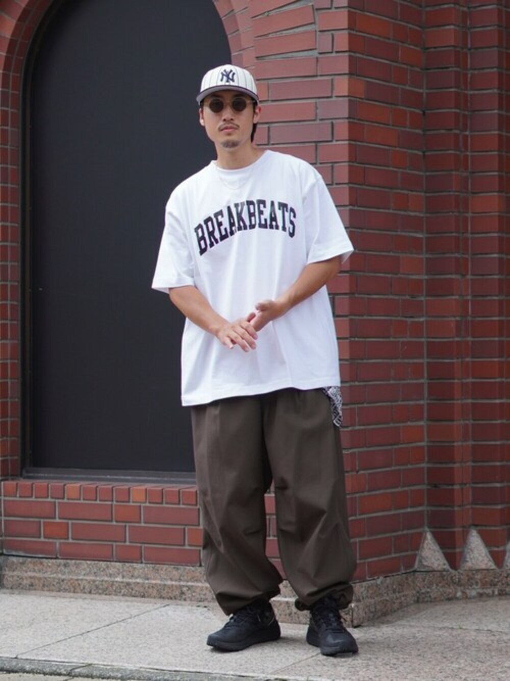 「キャップ、カレッジ、ストリート、サングラス、カーゴパンツ」｜「WPのWP / ダブリューピー：WP×CAMBER BREAK BEATS T-SHIRTS：WP09-T24[WAX]（Tシャツ/カットソー、ホワイト系）」を使った、ARKnets STAFFさん（メンズ・173cm）の春コーディネートの1枚目の写真