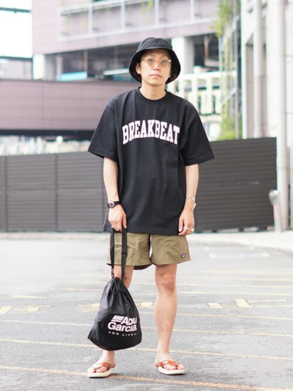 「アウトドアスタイル、ショートパンツ、サンダル、カジュアルコーデ、カレッジロゴ」｜「WPのWP / ダブリューピー：WP×CAMBER BREAK BEATS T-SHIRTS：WP09-T24[WAX]（Tシャツ/カットソー、ブラック系）」を使った、ARKnets STAFFさん（メンズ・170cm）の春コーディネートの1枚目の写真