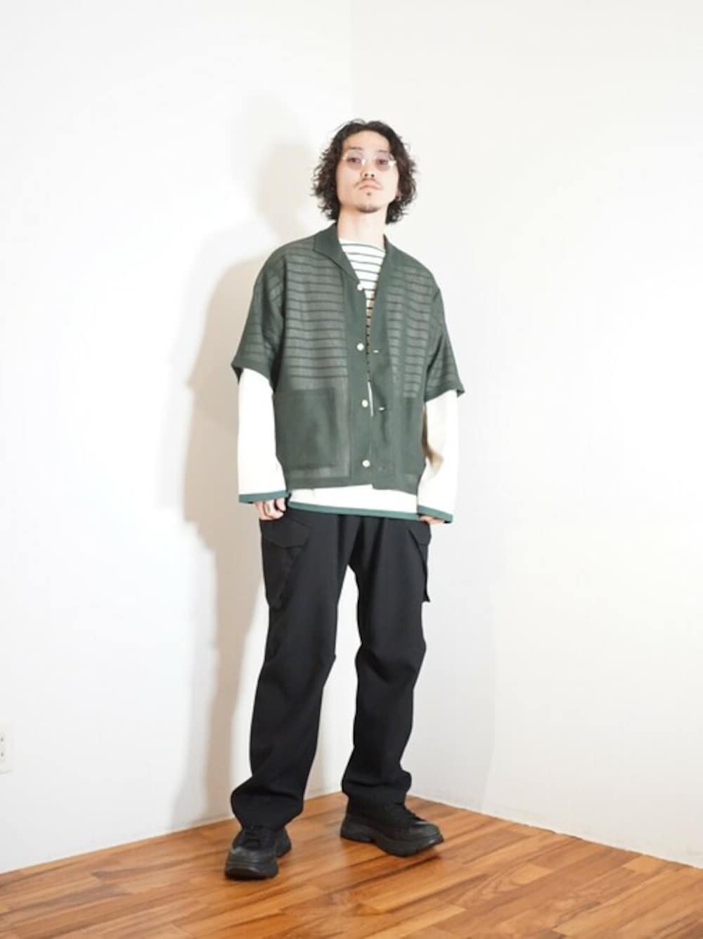 「ボーダー、春コーデ、春夏コーデ、半袖シャツ、marka」｜「markaのmarka / マーカ：CARDIGAN：M23A-16CS02B[COR]（ポロシャツ、グリーン系）」を使った、ARKnets STAFFさん（メンズ・175cm）の春コーディネートの1枚目の写真