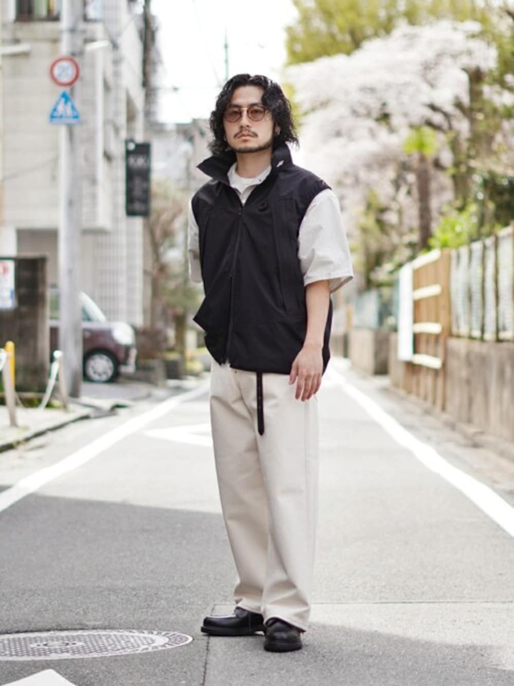 「サングラス、ベスト、SOPHNET.、レザーシューズ、デニムパンツ、sugarhill、半袖シャツ、A.D.S.R.、ABU GARCIA」｜「ABU GARCIAのAbu Garcia / アブガルシア：【ONLY ARK】別注 3Layer Military Vest：ONLYARK-0-2019[NOA]（ベスト、ブラック系）」を使った、ARKnets STAFFさん（メンズ・164cm）の春コーディネートの1枚目の写真
