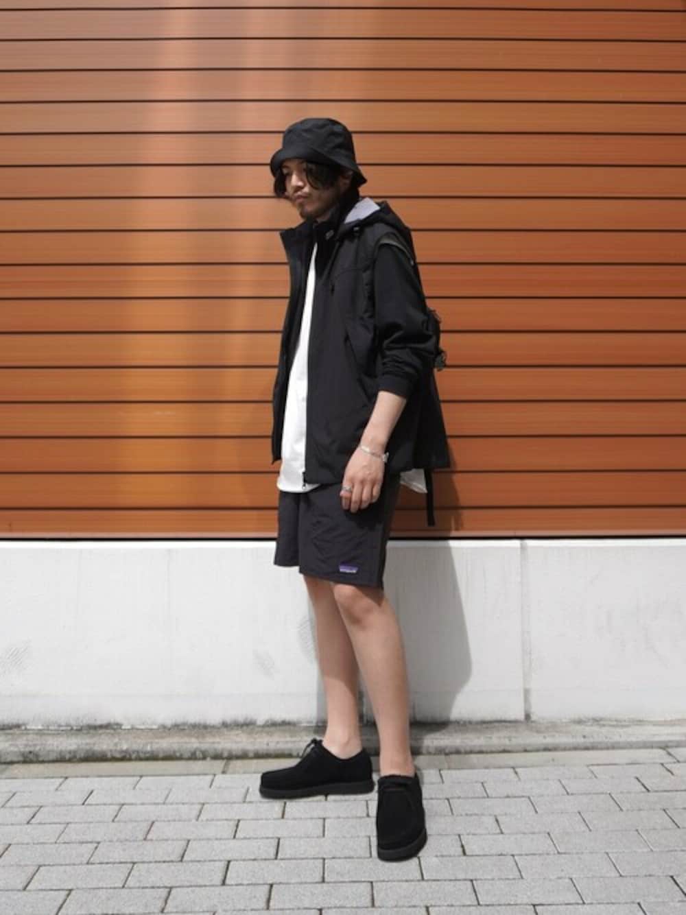 「ネックレス、ショートパンツ、ベスト、レザーシューズ、patagonia、KIJIMA TAKAYUKI、marka、LAVER、ABU GARCIA、Padmore&Barnes」｜「ABU GARCIAのAbu Garcia / アブガルシア：【ONLY ARK】別注 3Layer Military Vest：ONLYARK-0-2019[NOA]（ベスト、ブラック系）」を使った、ARKnets STAFFさん（メンズ・174cm）の春コーディネートの1枚目の写真