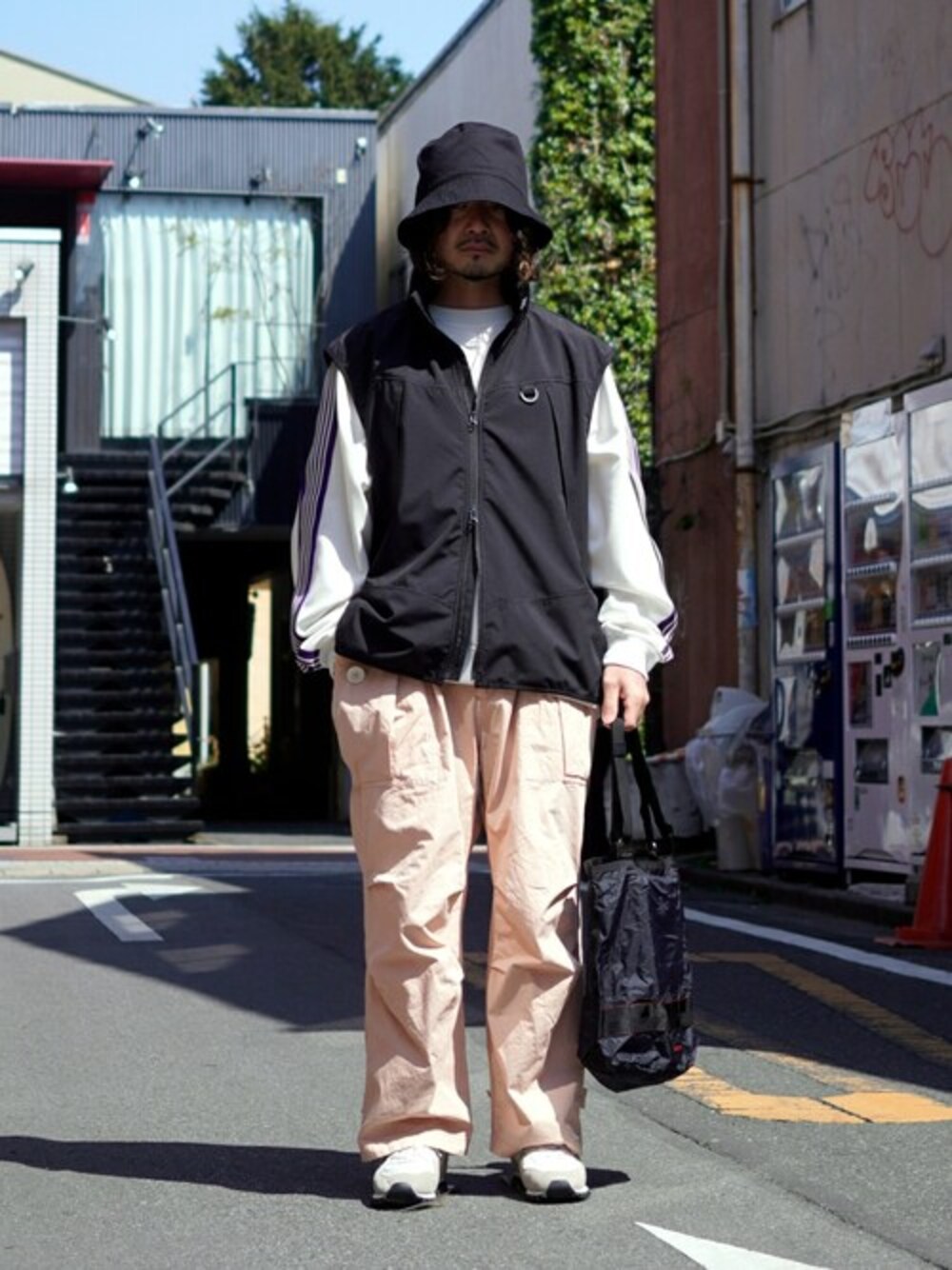 「スニーカー、ベスト、ハット、カーゴパンツ、briefing、NEEDLES、ミリタリーパンツ、ABU GARCIA」｜「ABU GARCIAのAbu Garcia / アブガルシア：【ONLY ARK】別注 3Layer Military Vest：ONLYARK-0-2019[NOA]（ベスト、ブラック系）」を使った、ARKnets STAFFさん（メンズ・170cm）の春コーディネートの1枚目の写真