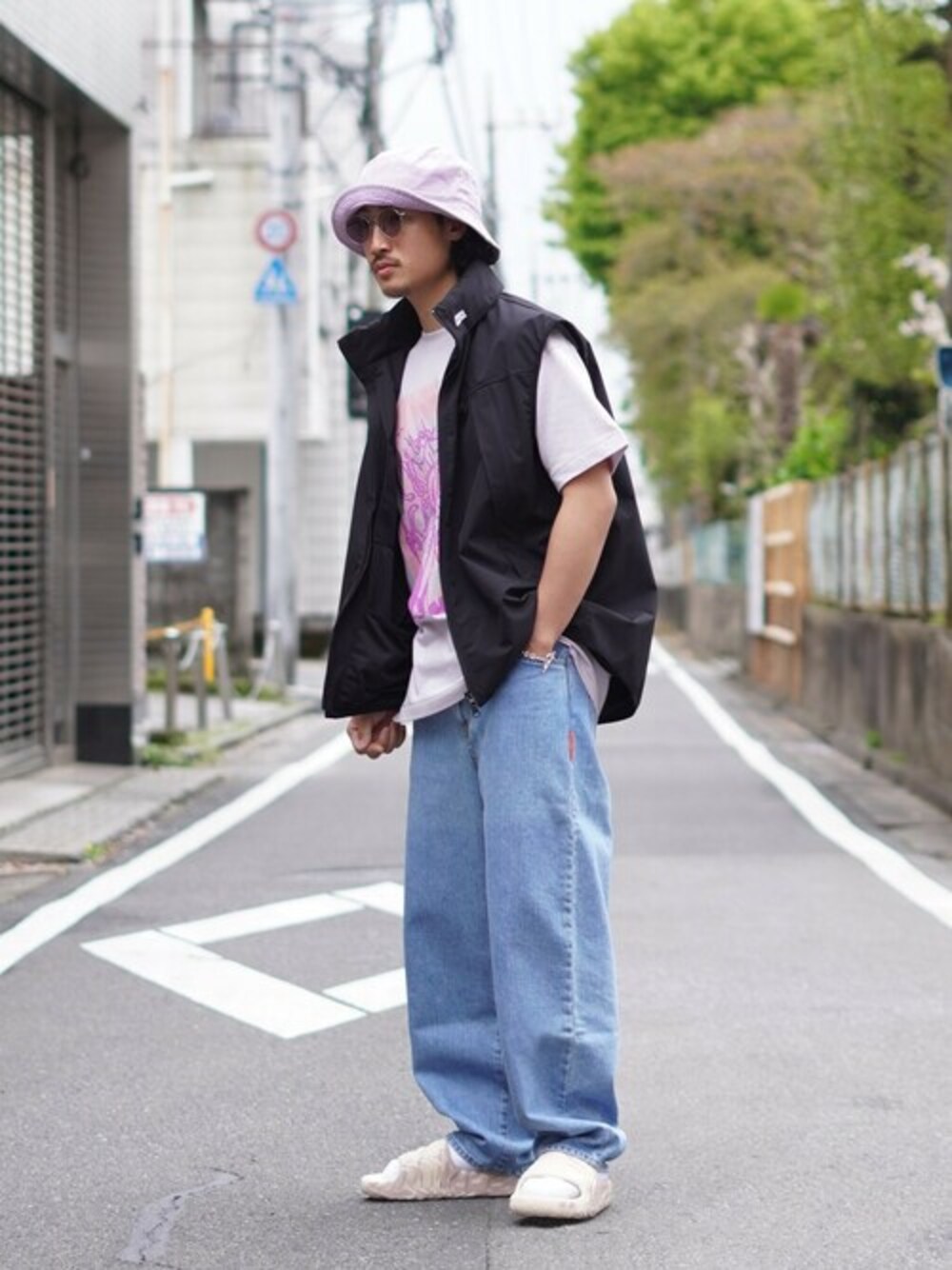 「ベスト、ハット、デニムパンツ、サンダル、adidas originals、バケットハット、blackeyepatch、WP、bott、ABU GARCIA」｜「ABU GARCIAのAbu Garcia / アブガルシア：【ONLY ARK】別注 3Layer Military Vest：ONLYARK-0-2019[NOA]（ベスト、ブラック系）」を使った、ARKnets STAFFさん（メンズ・173cm）の春コーディネートの1枚目の写真