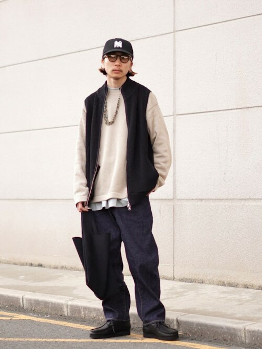 「ニット、ベスト、clarks、COMESANDGOES、Garden of Eden、BATONER、JULIUS TART OPTICAL、BALLAST ARK」｜「BALLAST ARKのBALLAST ARK / バラストアーク：DRIVERS VEST：BA07-V001[AST]（ベスト、ブラック系）」を使った、ARKnets STAFFさん（メンズ・171cm）の春コーディネートの1枚目の写真