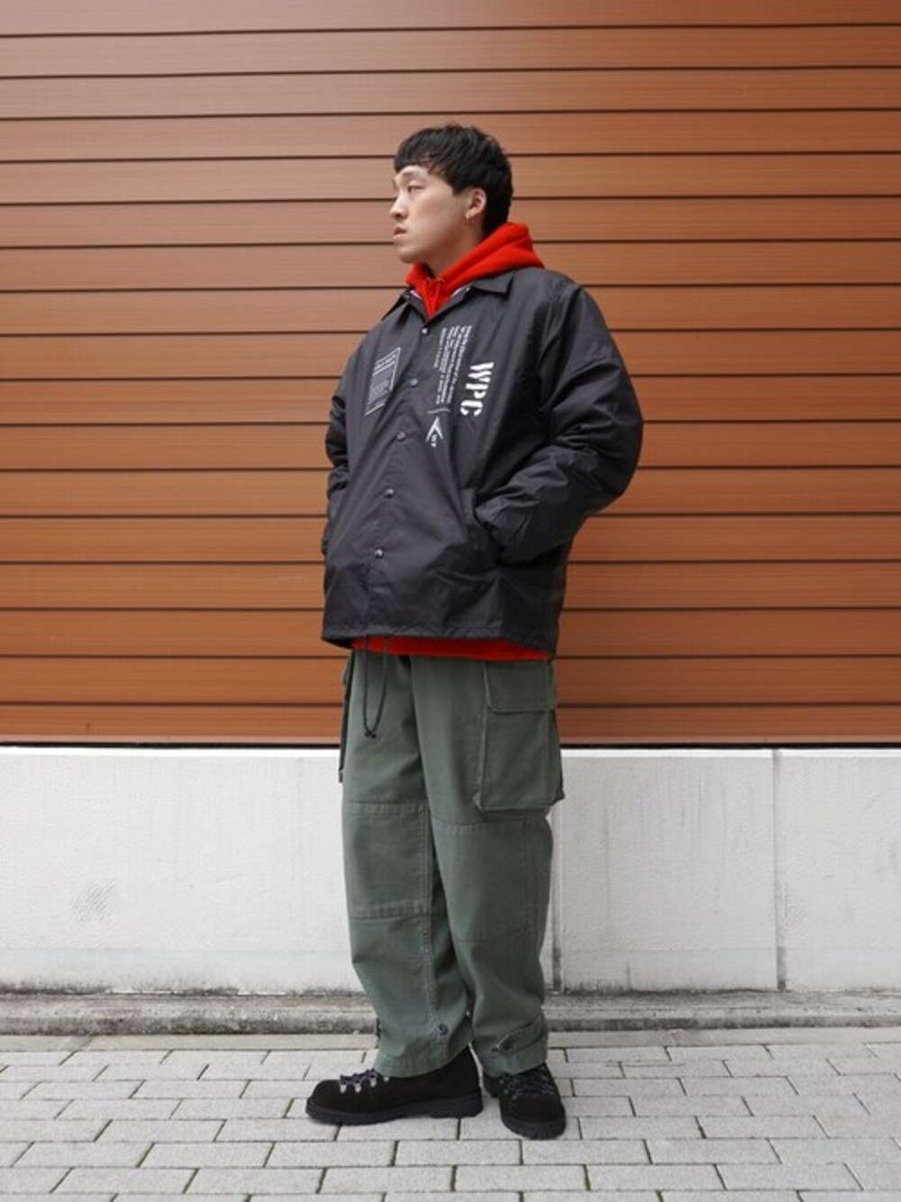 「パーカー、コーチジャケット、カーゴパンツ、レザーシューズ、ミリタリーパンツ」｜「WPのWP / ダブリューピー：WP×CAMBER MIAMI PULL PARKA：WP10-PK07[WAX]（パーカー、レッド系）」を使った、ARKnets STAFFさん（メンズ・176cm）の春コーディネートの1枚目の写真