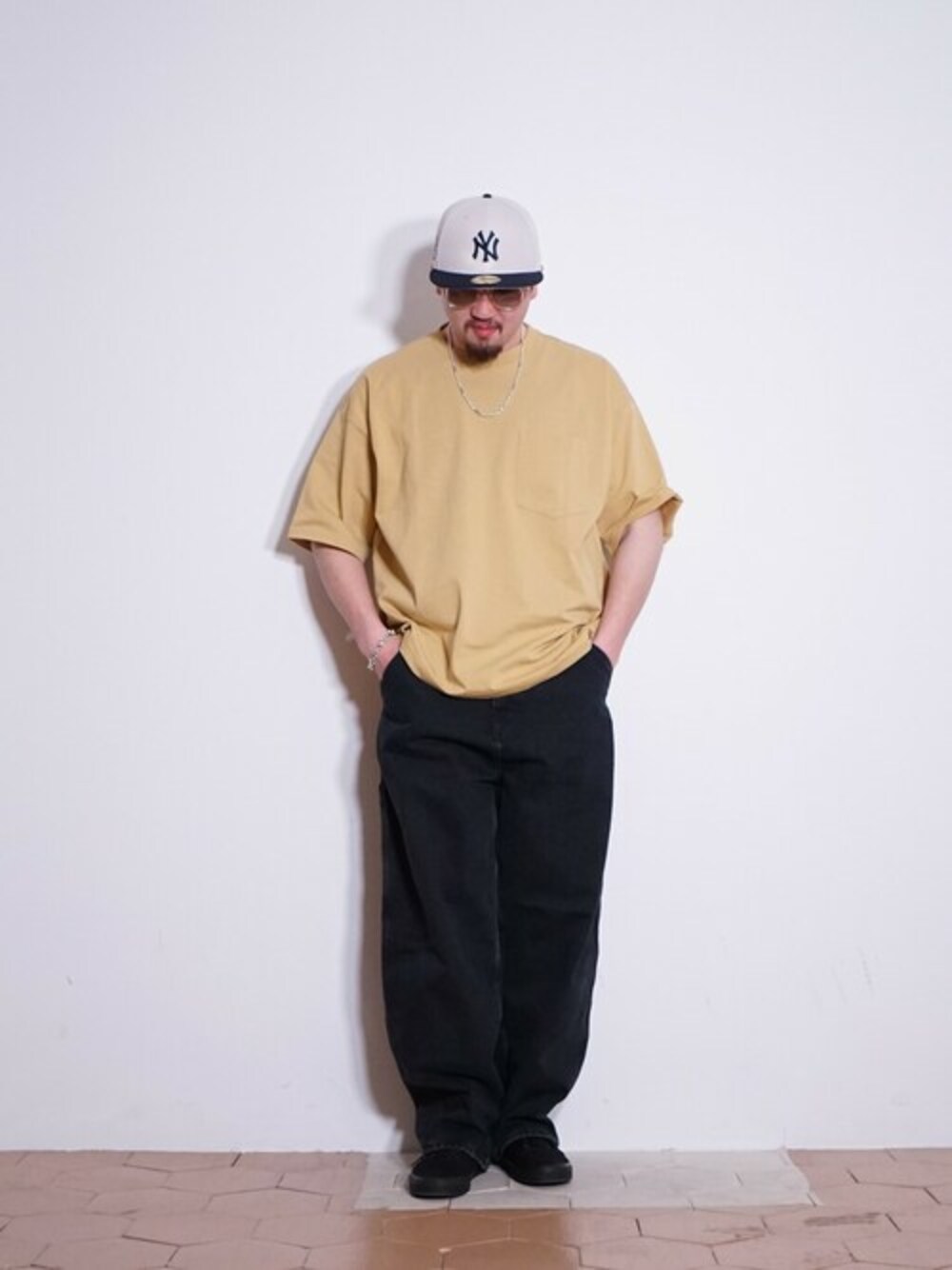 「スニーカー、サングラス、リング、ブレスレット、Carhartt wip、BALLAST ARK、VANS CLASSICS、XOLO JEWELRY、カットソー半袖」｜「BALLAST ARKのBALLAST ARK / バラストアーク：RUSTIC POCKET TEE：BA07-T003[AST]（Tシャツ/カットソー、イエロー系）」を使った、ARKnets STAFFさん（メンズ・178cm）の春コーディネートの1枚目の写真