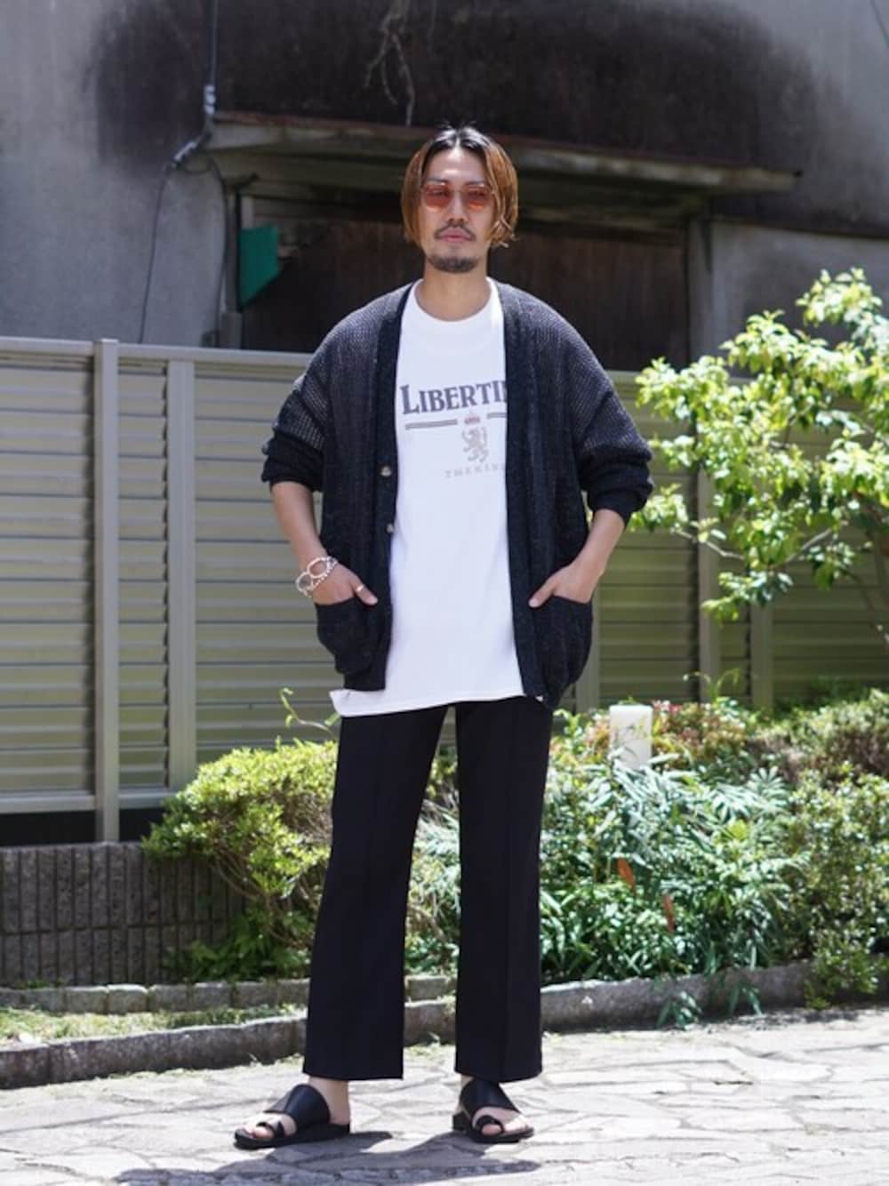 「カーディガン、Tシャツ、サングラス、イージーパンツ、Essay、The Sandalman、TAKAHIROMIYASHITATheSoloIst.、BALLAST ARK」｜「BALLAST ARKのBALLAST ARK / バラストアーク：MESH CARDIGAN：BA07-K004[AST]（カーディガン/ボレロ、ブラック系）」を使った、ARKnets STAFFさん（メンズ・178cm）の春コーディネートの1枚目の写真