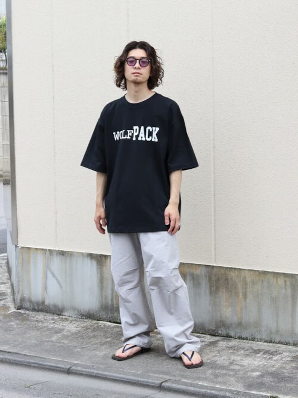 「カットソー、Tシャツ、カーゴパンツ、サンダル、AURALEE、WP」｜「WPのWP / ダブリューピー：WP×CAMBER ROCKSTEADY5 T-SHIRTS：WP07-T126[WAX]（Tシャツ/カットソー、ブラック系）」を使った、ARKnets STAFFさん（メンズ・173cm）の春コーディネートの1枚目の写真