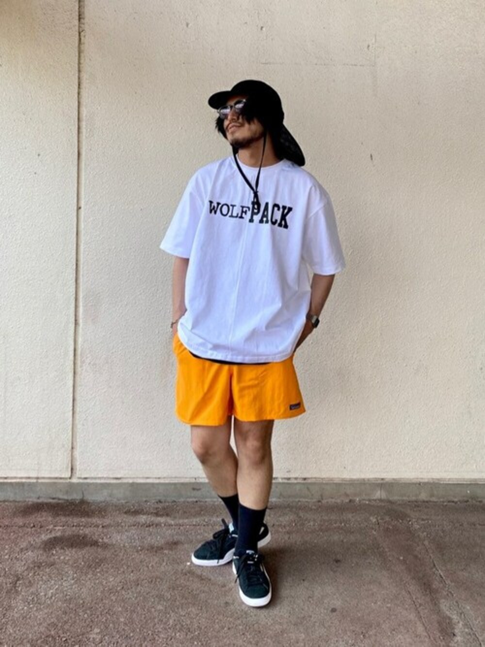 ホワイト系のTシャツ/カットソーを着用したメンズの春コーディネートの1枚目の写真