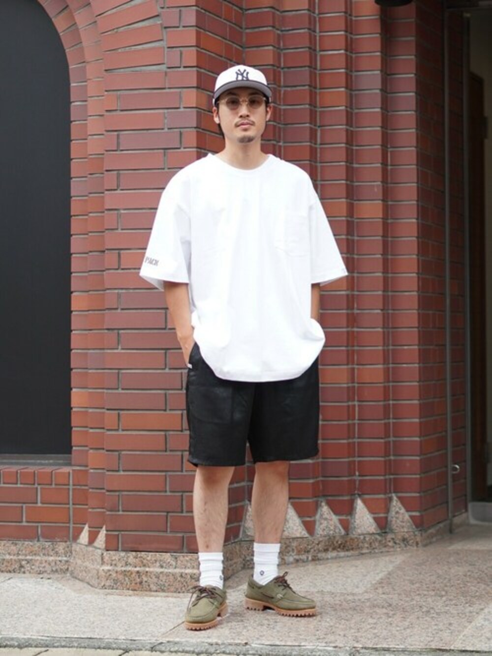 「キャップ、Tシャツ、ハーフパンツ、WP」｜「WPのWP / ダブリューピー：WP×CAMBER WOLF PACK POCKET T-SHIRTS：WP09-T19[WAX]（Tシャツ/カットソー、ホワイト系）」を使った、ARKnets STAFFさん（メンズ・173cm）の春コーディネートの1枚目の写真