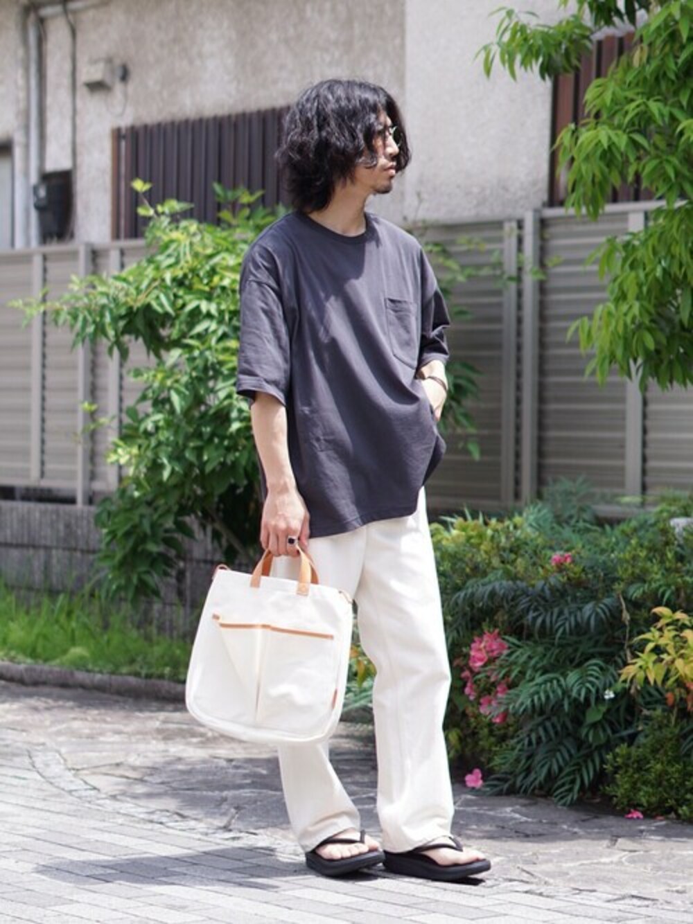 グレー系のTシャツ/カットソー、ベージュ系のトートバッグを着用したメンズの夏コーディネートの1枚目の写真