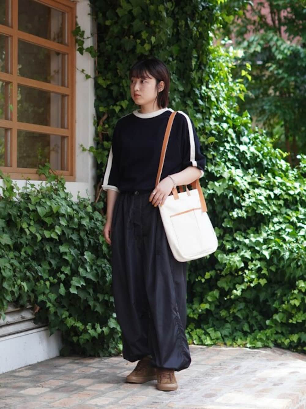 「スニーカー、ショルダーバッグ、ブレスレット、PHILIPPE AUDIBERT、blurhms、REPRODUCTION OF FOUND、BALLAST ARK」｜「BALLAST ARKのBALLAST ARK / バラストアーク：HELMET BAG：BA07-B001[AST]（トートバッグ、ベージュ系）」を使った、ARKnets STAFFさん（レディース・160cm）の夏コーディネートの1枚目の写真
