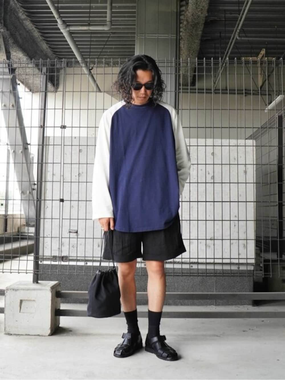 「ショートパンツ、サングラス、Paraboot、LAVER、JULIUS TART OPTICAL、BALLAST ARK、XOLO JEWELRY」｜「BALLAST ARKのBALLAST ARK / バラストアーク：KINCHAKU BAG：BA07-B002[AST]（ハンドバッグ、ブラック系）」を使った、ARKnets STAFFさん（メンズ・168cm）の夏コーディネートの1枚目の写真
