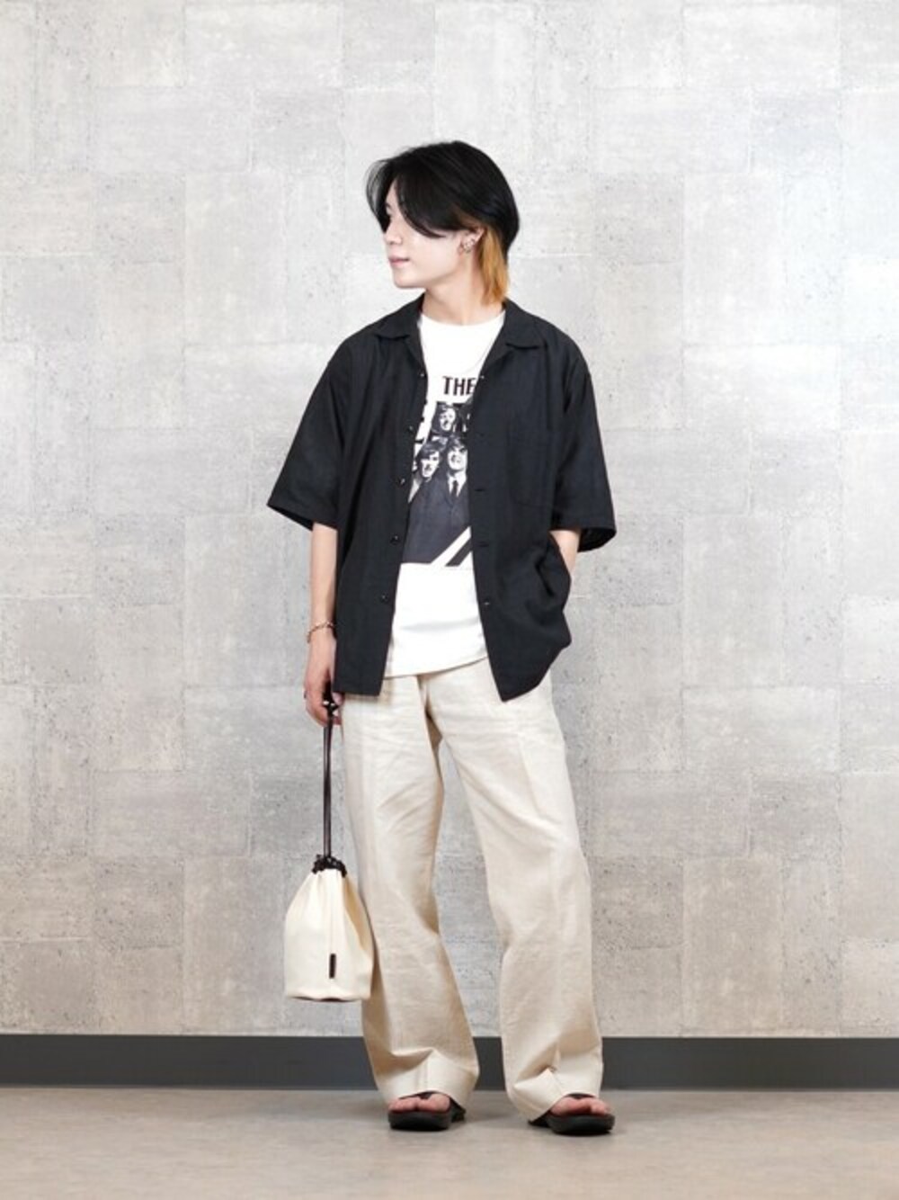 「Tシャツ、gold、LAVER、PORT BY ARK、oofos、WP、BALLAST ARK」｜「BALLAST ARKのBALLAST ARK / バラストアーク：KINCHAKU BAG：BA07-B002[AST]（ハンドバッグ、ベージュ系）」を使った、ARKnets STAFFさん（メンズ・171cm）の夏コーディネートの1枚目の写真