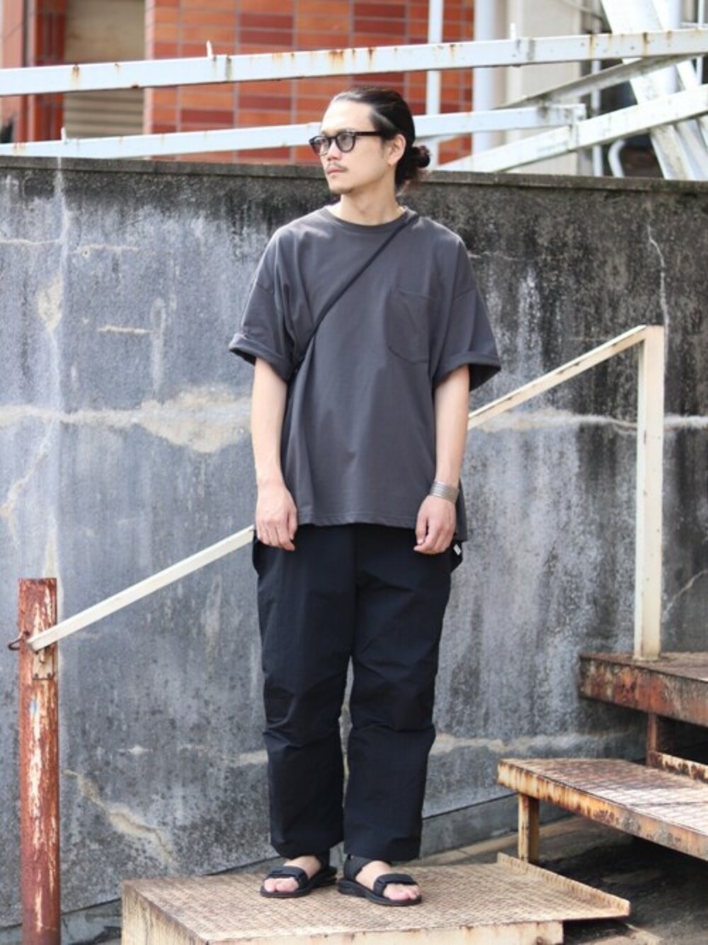 グレー系のTシャツ/カットソーを着用したメンズの夏コーディネートの1枚目の写真