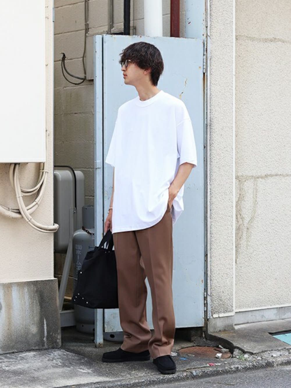 「カットソー、トートバッグ、Tシャツ、スラックス、モノトーン、レザーシューズ、ビックシルエット、YAECA、AURALEE、vetements」｜「VETEMENTSのVETEMENTS / ヴェトモン：ALL BLACK INSIDE OUT T-SHIRT：UA53TR360[RIP]（Tシャツ/カットソー、ホワイト系）」を使った、ARKnets STAFFさん（メンズ・181cm）の夏コーディネートの1枚目の写真
