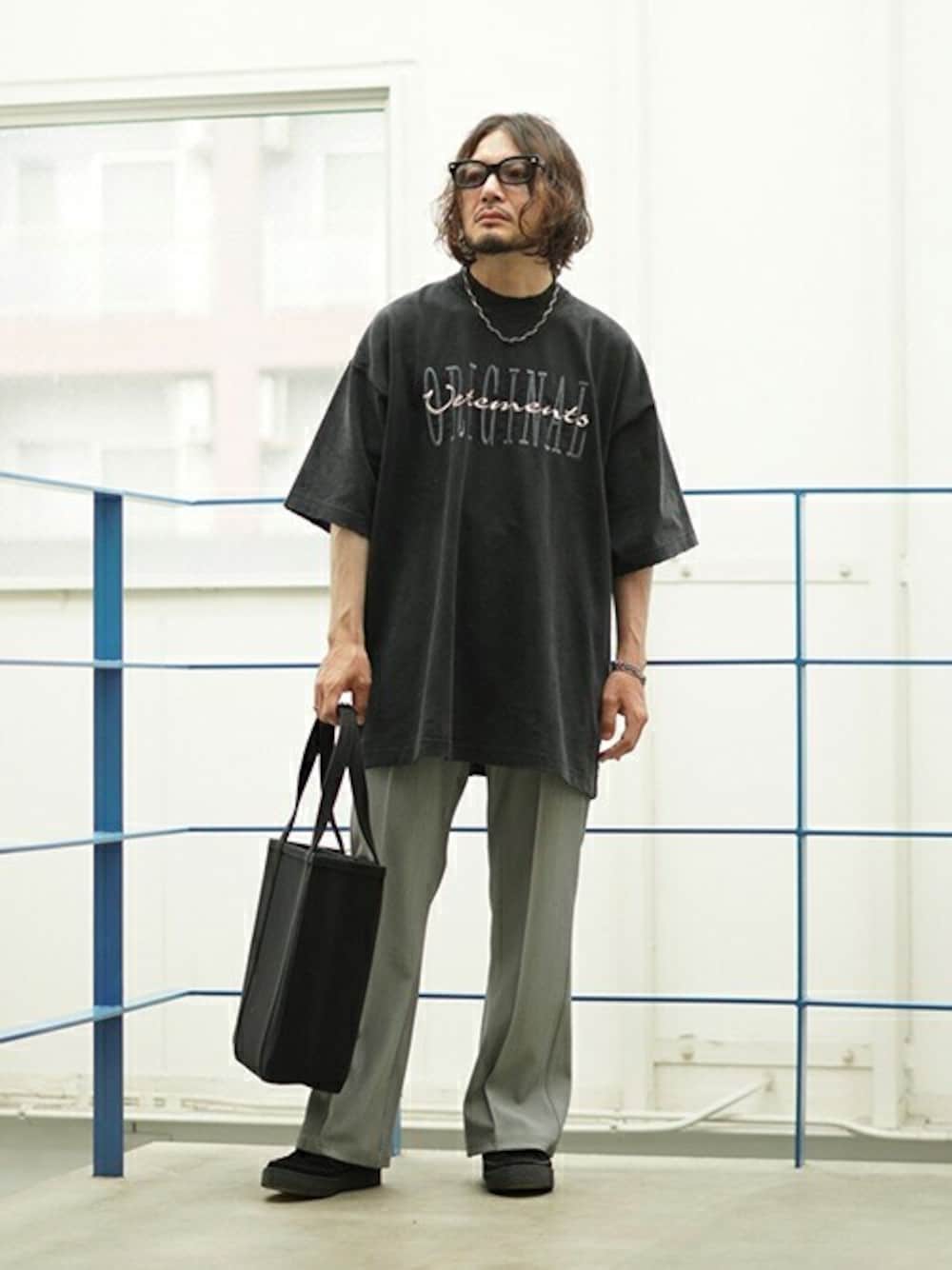 「カットソー、ネックレス、トートバッグ、Tシャツ、ストリート、モノトーン、ブレスレット、レザーシューズ、EFFECTOR、vetements」｜「VETEMENTSのVETEMENTS / ヴェトモン : ORIGINAL LOGO T-SHIRT : UE54TR310[RIP]（Tシャツ/カットソー、ブラック系）」を使った、ARKnets STAFFさん（メンズ・170cm）の夏コーディネートの1枚目の写真