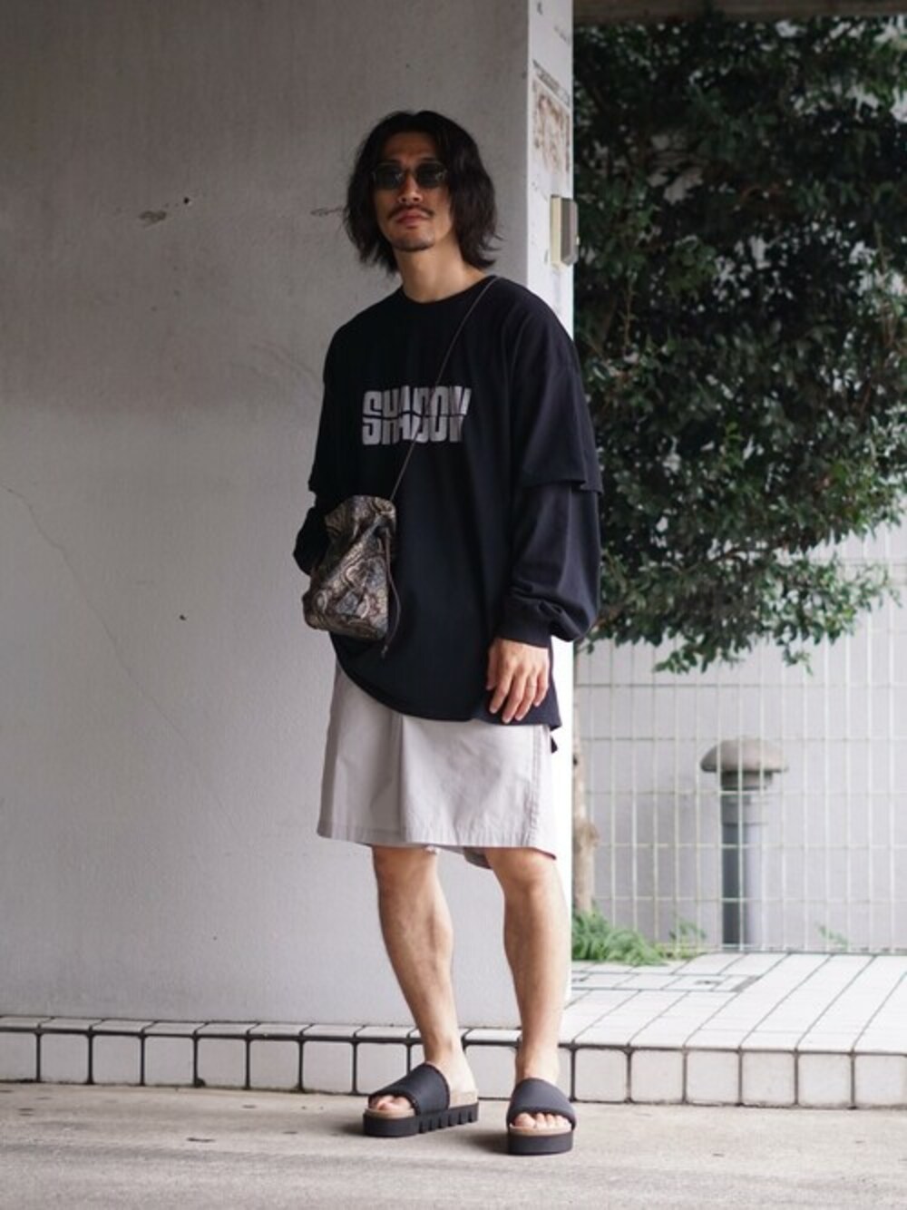 「Hender Scheme、Essay、FreshService、BALLAST ARK」｜「BALLAST ARKのBALLAST ARK / バラストアーク：KINCHAKU：BA08-B001[AST]（ハンドバッグ、レッド系）」を使った、ARKnets STAFFさん（メンズ・169cm）の夏コーディネートの1枚目の写真