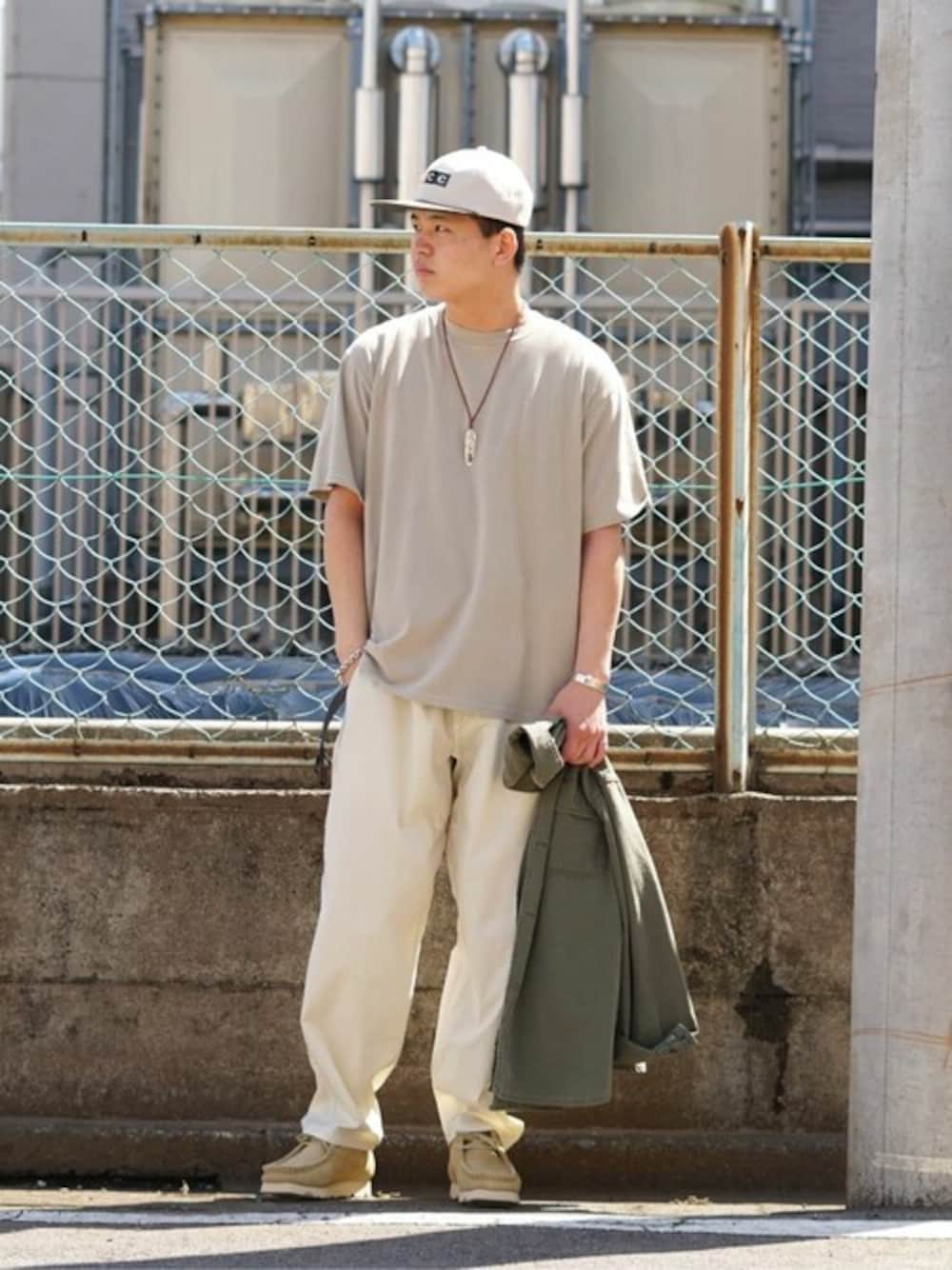 「カットソー、ネックレス、キャップ、Tシャツ、レザーシューズ、ミリタリーシャツ、バングル、clarks、REMI RELIEF NAVY LABEL、stonemaster」｜「REMI RELIEF NAVY LABELのREMI RELIEF NAVY LABEL / レミレリーフ ネイビーレーベル：SP加工天竺TEE (無地)：RN24329221AK[STD]（Tシャツ/カットソー、ベージュ系）」を使った、ARKnets STAFFさん（メンズ・174cm）の夏コーディネートの1枚目の写真
