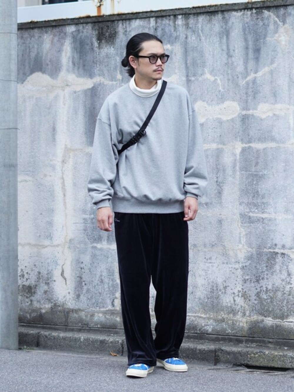 ホワイト系のTシャツ/カットソーを着用したメンズの秋コーディネートの1枚目の写真