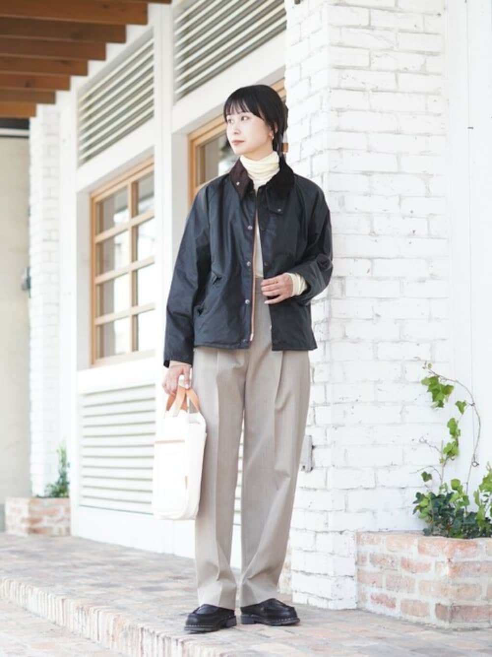 「barbour、Paraboot、ヘルメットバッグ、BALLAST ARK」｜「BALLAST ARKのBALLAST ARK / バラストアーク：HELMET BAG：BA07-B001[AST]（トートバッグ、ベージュ系）」を使った、ARKnets STAFFさん（レディース・166cm）の秋コーディネートの1枚目の写真