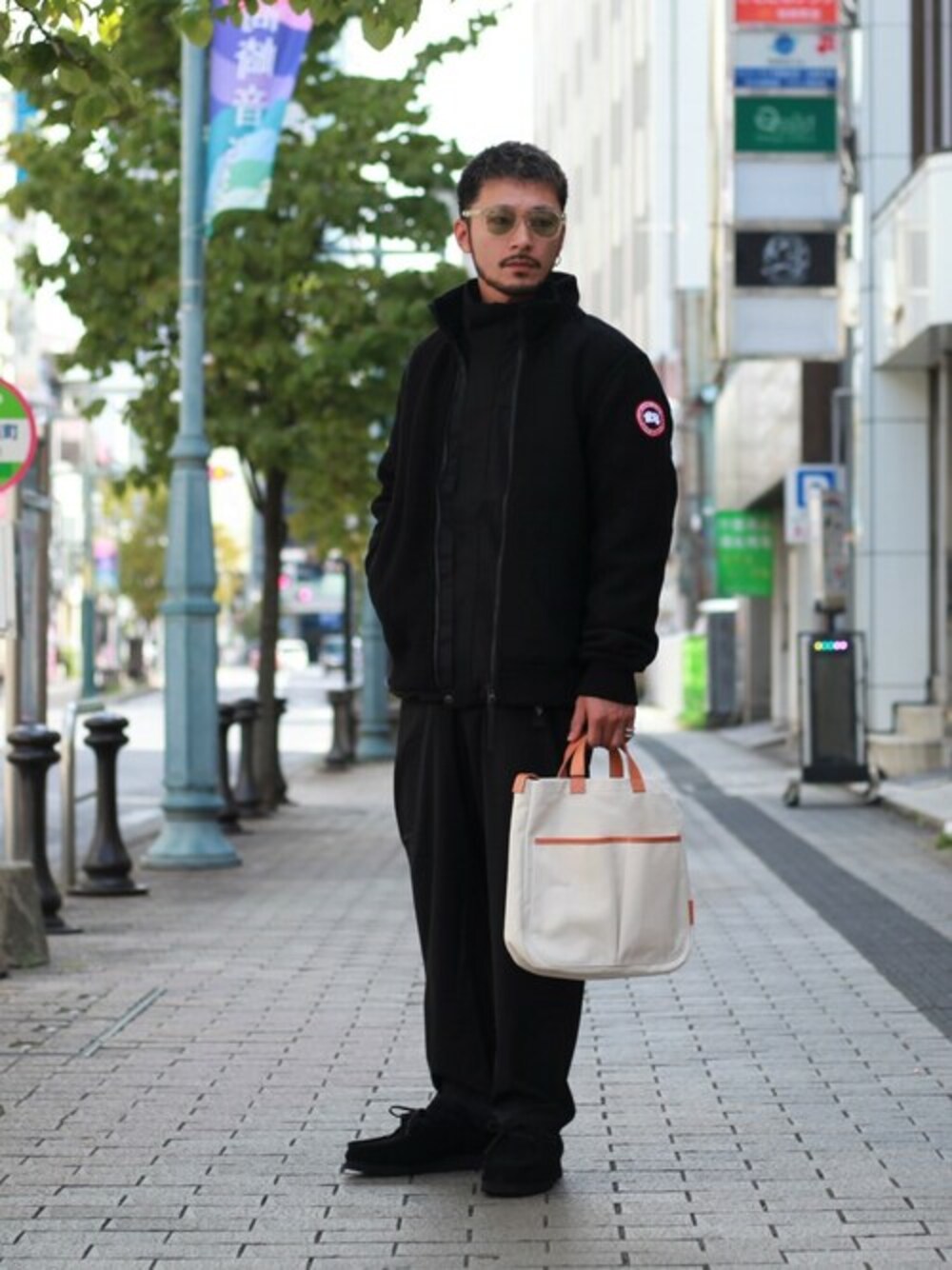 「THE NORTH FACE、CANADA GOOSE、clarks、BALLAST ARK」｜「BALLAST ARKのBALLAST ARK / バラストアーク：HELMET BAG：BA07-B001[AST]（トートバッグ、ベージュ系）」を使った、ARKnets STAFFさん（メンズ・178cm）の秋コーディネートの1枚目の写真