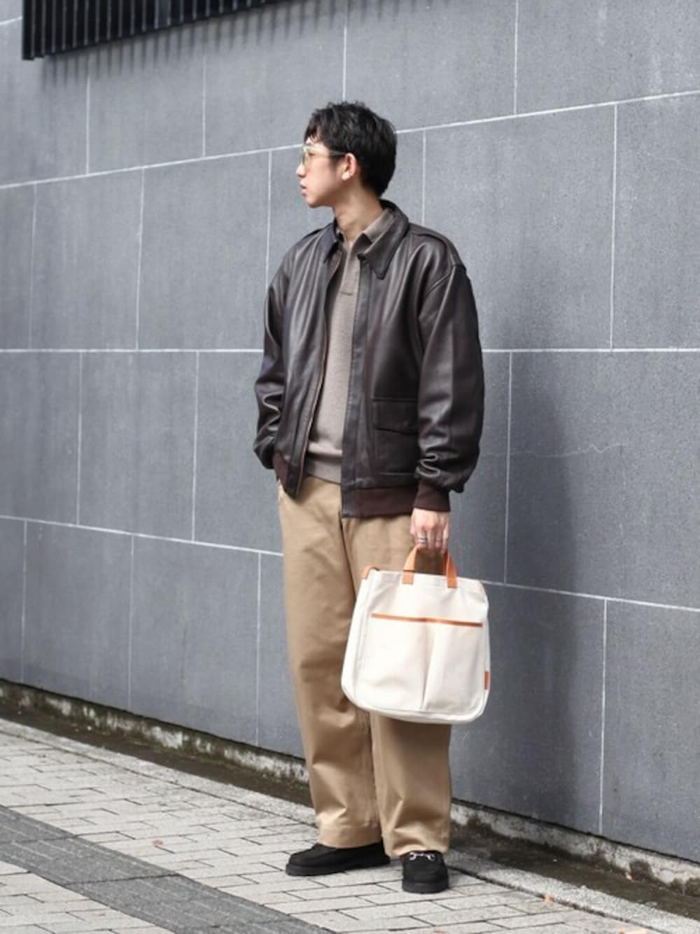 「レザージャケット、A-2、レザーシューズ、ポロシャツ、STANDARD CALIFORNIA、crepuscule、BALLAST ARK」｜「BALLAST ARKのBALLAST ARK / バラストアーク：HELMET BAG：BA07-B001[AST]（トートバッグ、ベージュ系）」を使った、ARKnets STAFFさん（メンズ・179cm）の秋コーディネートの1枚目の写真