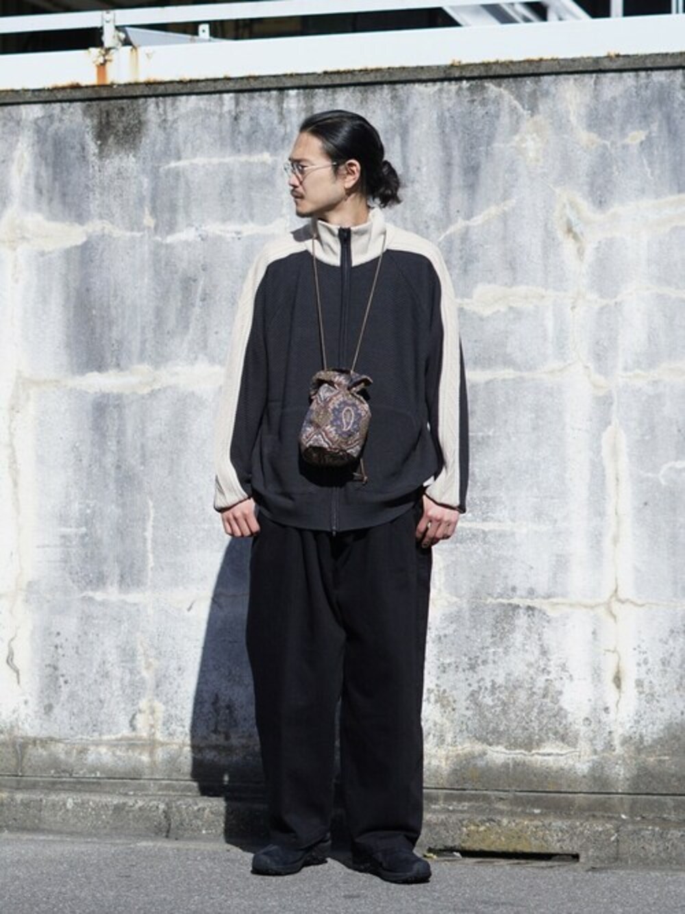 「ニット、スラックス、merrell、Essay、サコッシュ、BALLAST ARK」｜「BALLAST ARKのBALLAST ARK / バラストアーク：TRACK JACKET KNIT：BA08-K004[AST]（ニット/セーター、グレー系）」を使った、ARKnets STAFFさん（メンズ・178cm）の秋コーディネートの1枚目の写真