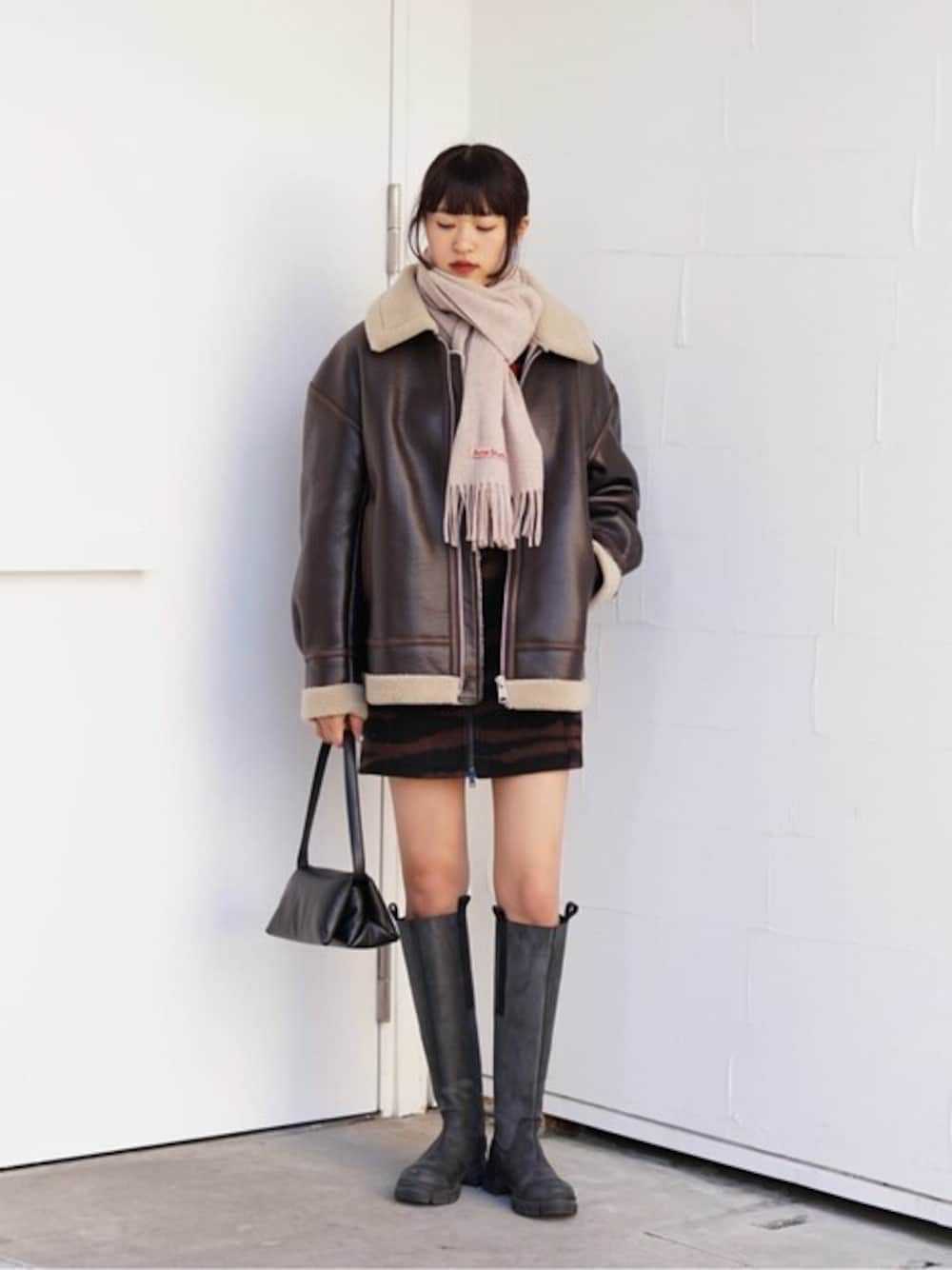 「スカート、レザージャケット、マフラー、ハンドバッグ、ムートン、MARNI、Acne Studios、Ganni、BALLAST ARK、PALOMA WOOL」｜「BALLAST ARKのBALLAST ARK / バラストアーク：ECO MOUTON OVER JKT：793-3252005[AST]（ムートンコート、ブラウン系）」を使った、ARKnets STAFFさん（レディース・167cm）の冬コーディネートの1枚目の写真