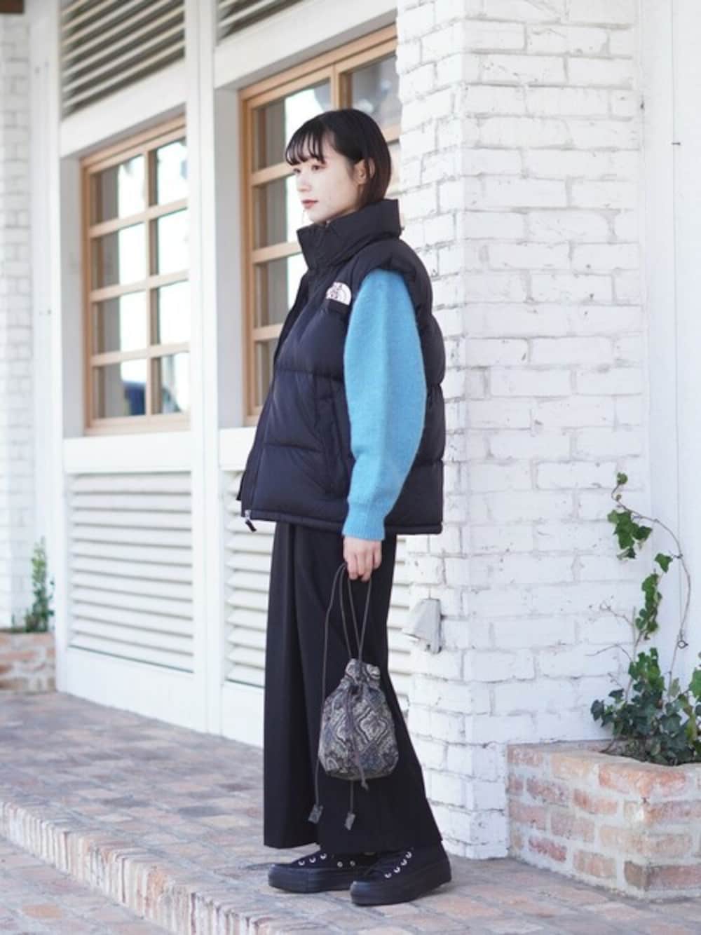 「ニット・セーター、スカート、ダウンベスト、ハンドバッグ、converse、THE NORTH FACE、巾着バッグ、BATONER、ATON、BALLAST ARK」｜「BALLAST ARKのBALLAST ARK / バラストアーク：KINCHAKU：BA08-B001[AST]（ハンドバッグ、レッド系）」を使った、ARKnets STAFFさん（レディース・162cm）の冬コーディネートの1枚目の写真