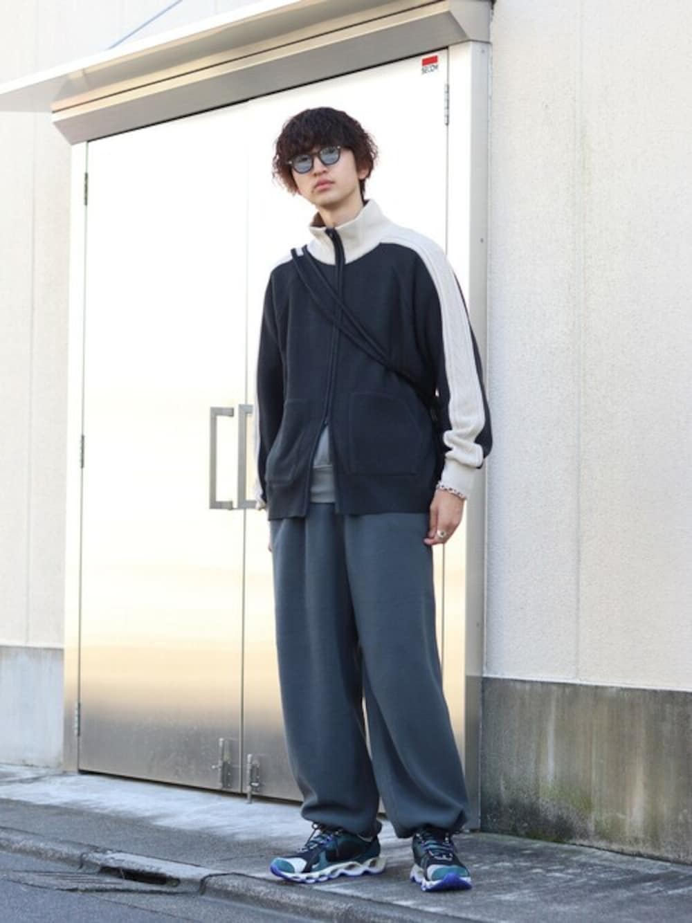 「ニット、N.HOOLYWOOD、リラックススタイル、トラックジャケット、wewill、graphpaper、LAVER、JULIUS TART OPTICAL、FreshService、BALLAST ARK」｜「BALLAST ARKのBALLAST ARK / バラストアーク：TRACK JACKET KNIT：BA08-K004[AST]（ニット/セーター、グレー系）」を使った、ARKnets STAFFさん（メンズ・183cm）の冬コーディネートの1枚目の写真