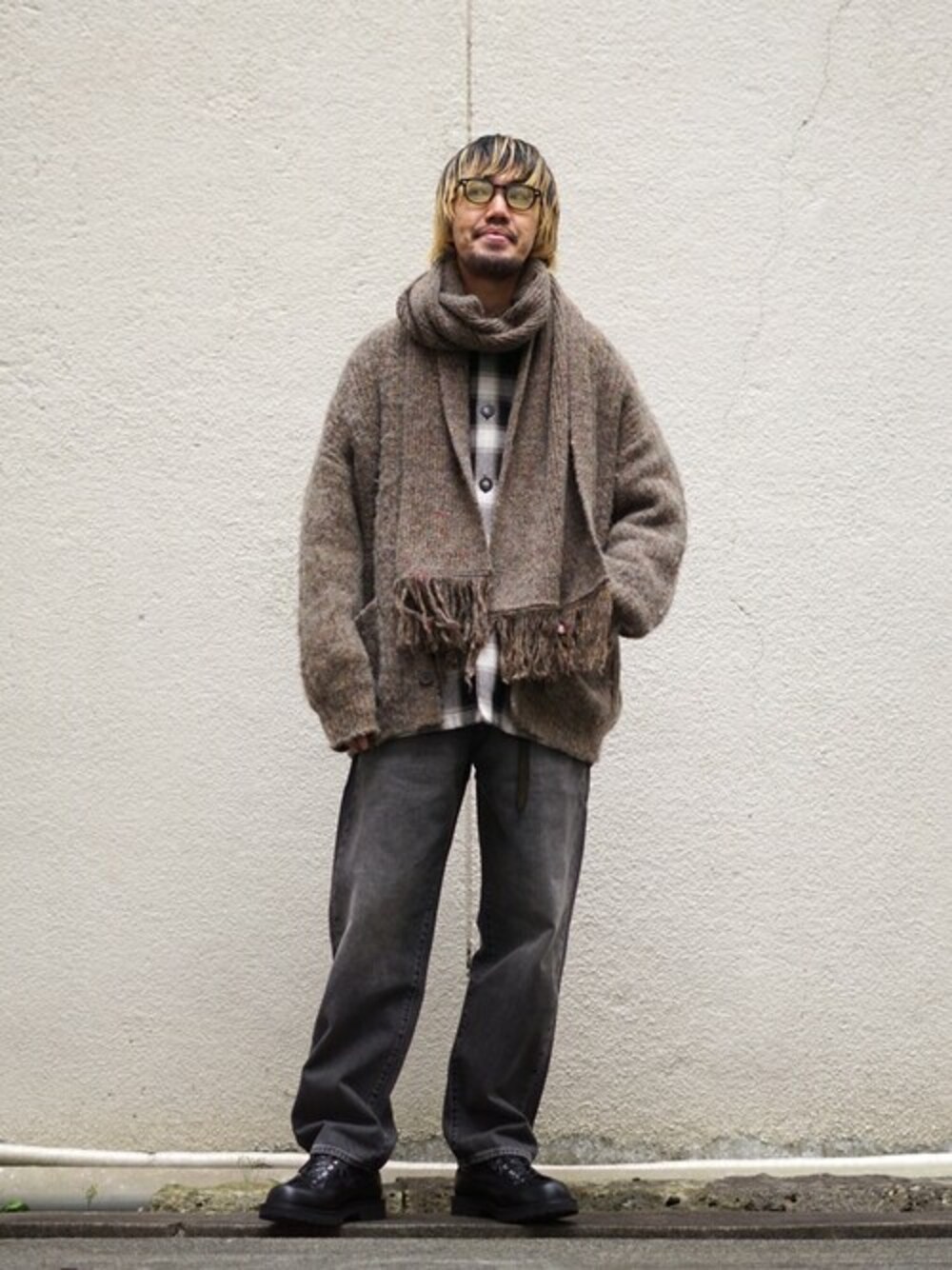 「カーディガン、マフラー、N.HOOLYWOOD、レザーシューズ、デニムパンツ、Danner、Levis、シャギーカーディガン、BALLAST ARK、NOCHINO OPTICAL」｜「BALLAST ARKのBALLAST ARK / バラストアーク：V/N SHAGGY NEP CARDIGAN：BA08-K001[AST]（カーディガン/ボレロ、イエロー系）」を使った、ARKnets STAFFさん（メンズ・178cm）の冬コーディネートの1枚目の写真