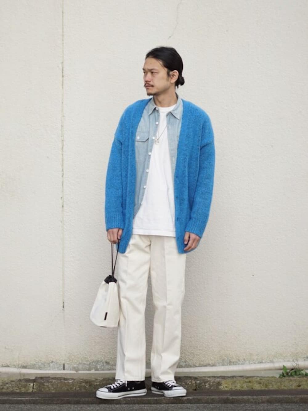 「ニット・セーター、カーディガン、スニーカー、カジュアル、converse、巾着バッグ、rrl、シャギーカーディガン、westoveralls、BALLAST ARK」｜「BALLAST ARKのBALLAST ARK / バラストアーク：V/N SHAGGY CARDIGAN：BA08-K002[AST]（カーディガン/ボレロ、ブルー系）」を使った、ARKnets STAFFさん（メンズ・178cm）の冬コーディネートの1枚目の写真
